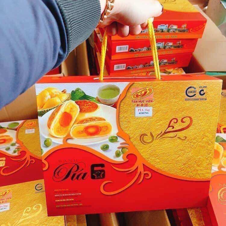 Bánh Pía Khổng Lồ Nhân 8 Trứng Tân Huê Viên ( hộp kèm túi xách )