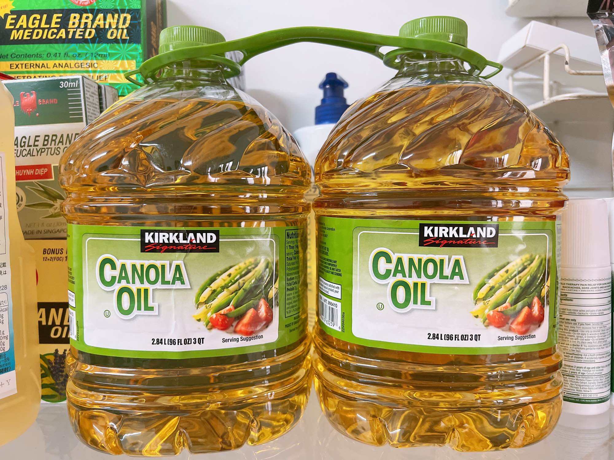 2 bình dầu ăn hoa cải Canola Oil 2.84L của Hãng Kirkland Signature Mỹ