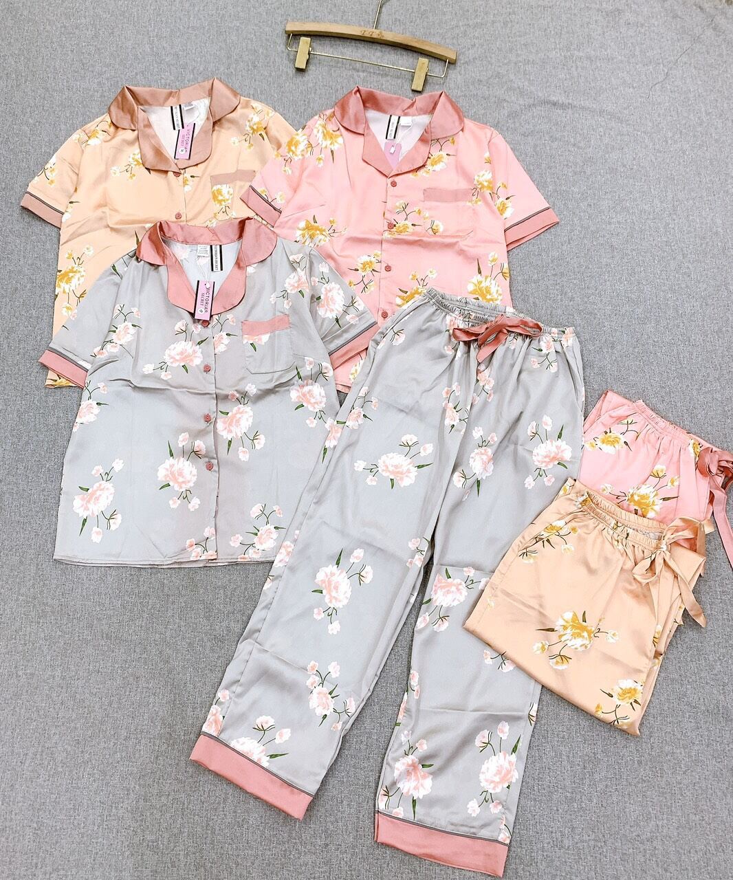 Bộ pijama lụa hoa cộc tay quần dài