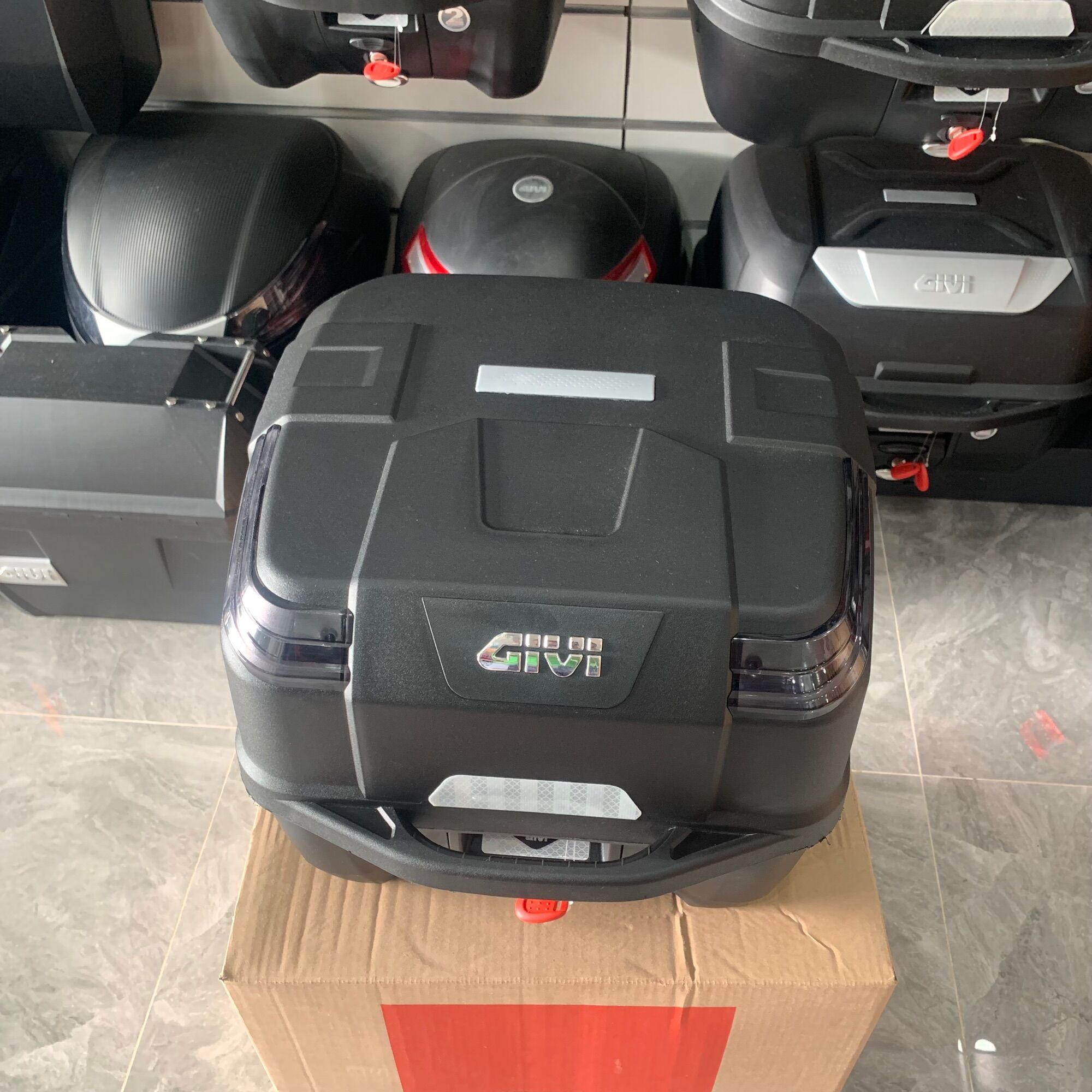 Thùng sau Givi B33N2M