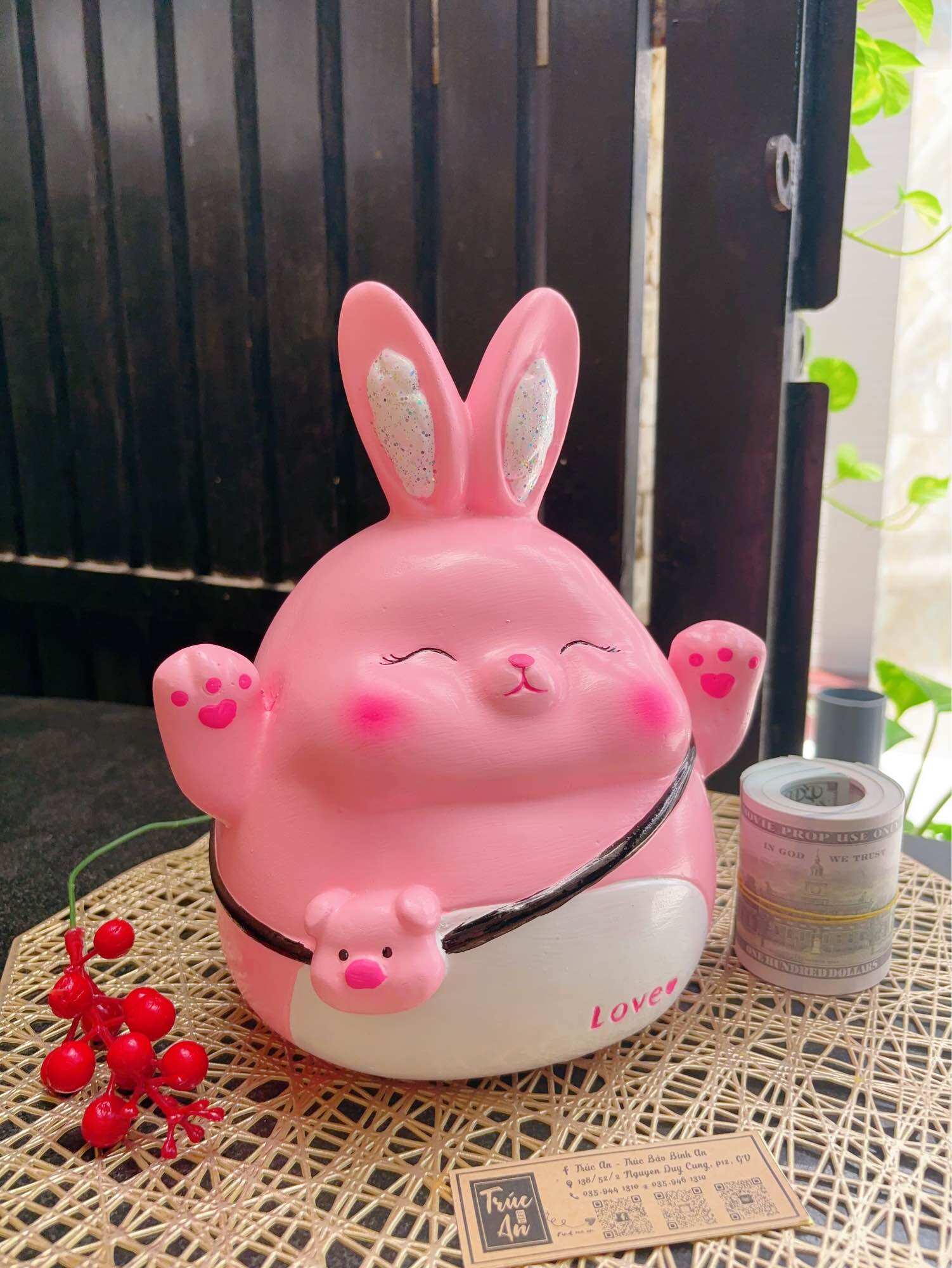 Heo đất thạch cao Thỏ đeo giỏ cute, vẽ tay 100%, hàng đẹp như hình