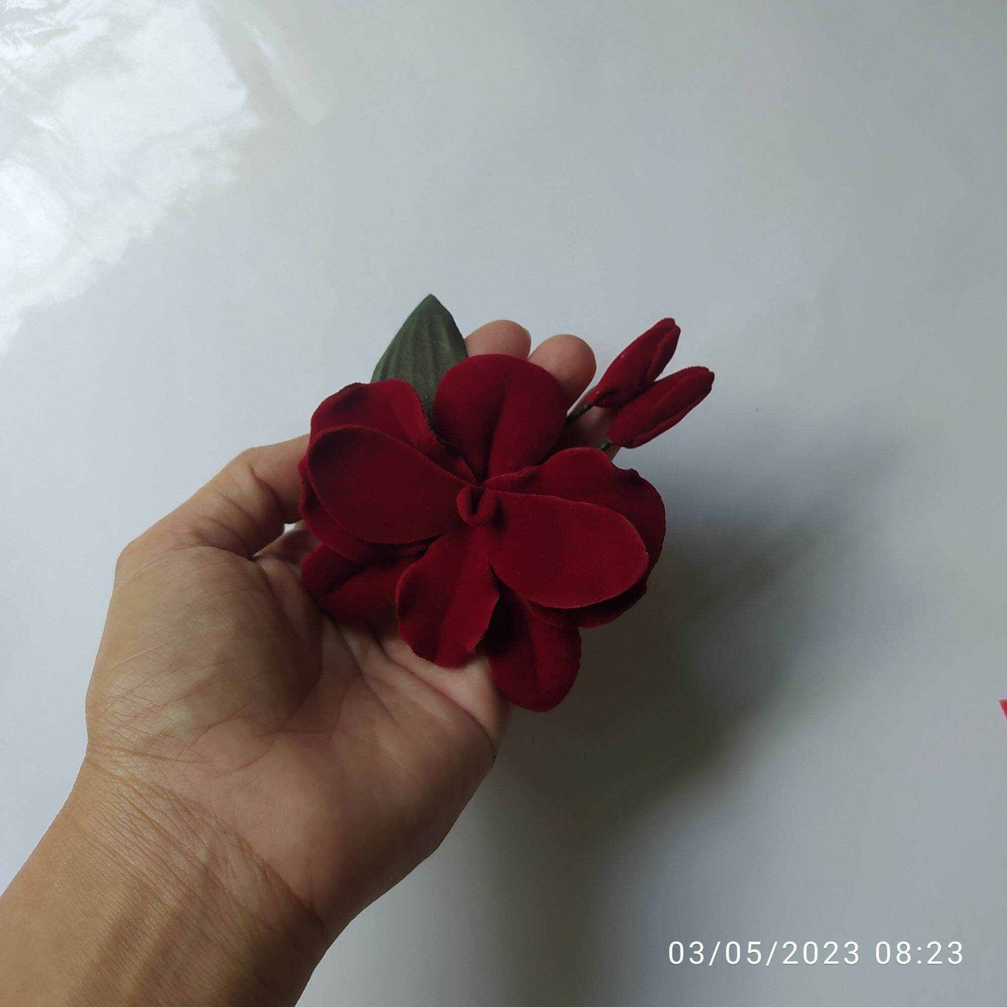 Hoa lan cài áo handmade Canto màu đỏ đô
