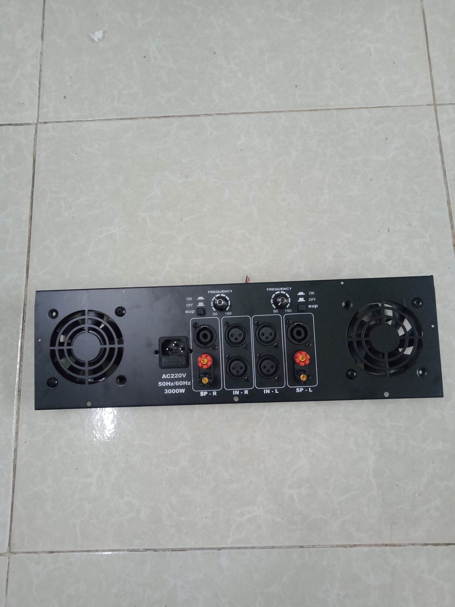 mặt sau Ampli lên thành Milan có cắt sub