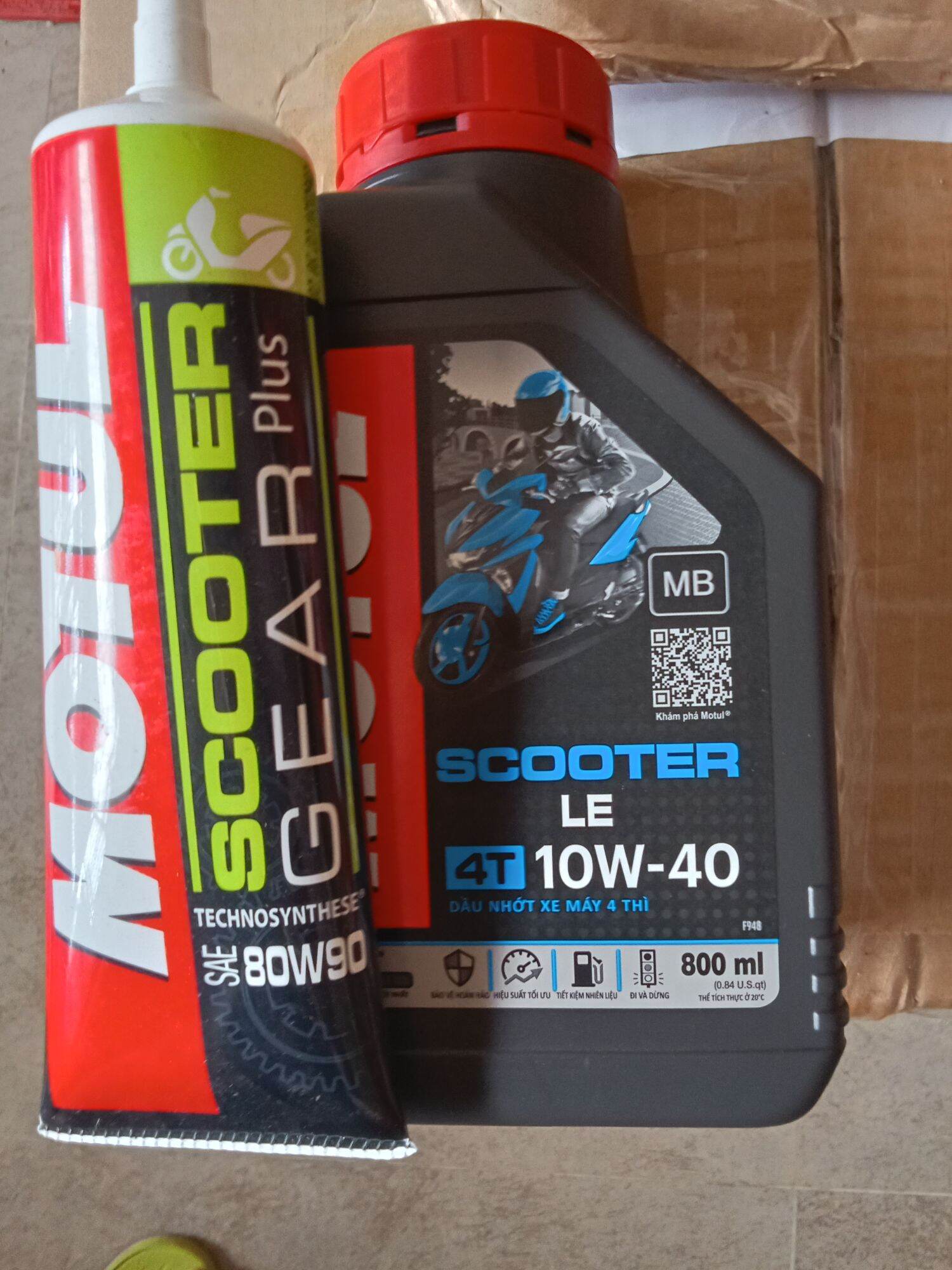 Combo gồm Dầu nhớt chuyên dùng cho xe tay ga MOTUL SCOOTER LE 800ml 10W40 và típ hộp số dùng cho tay