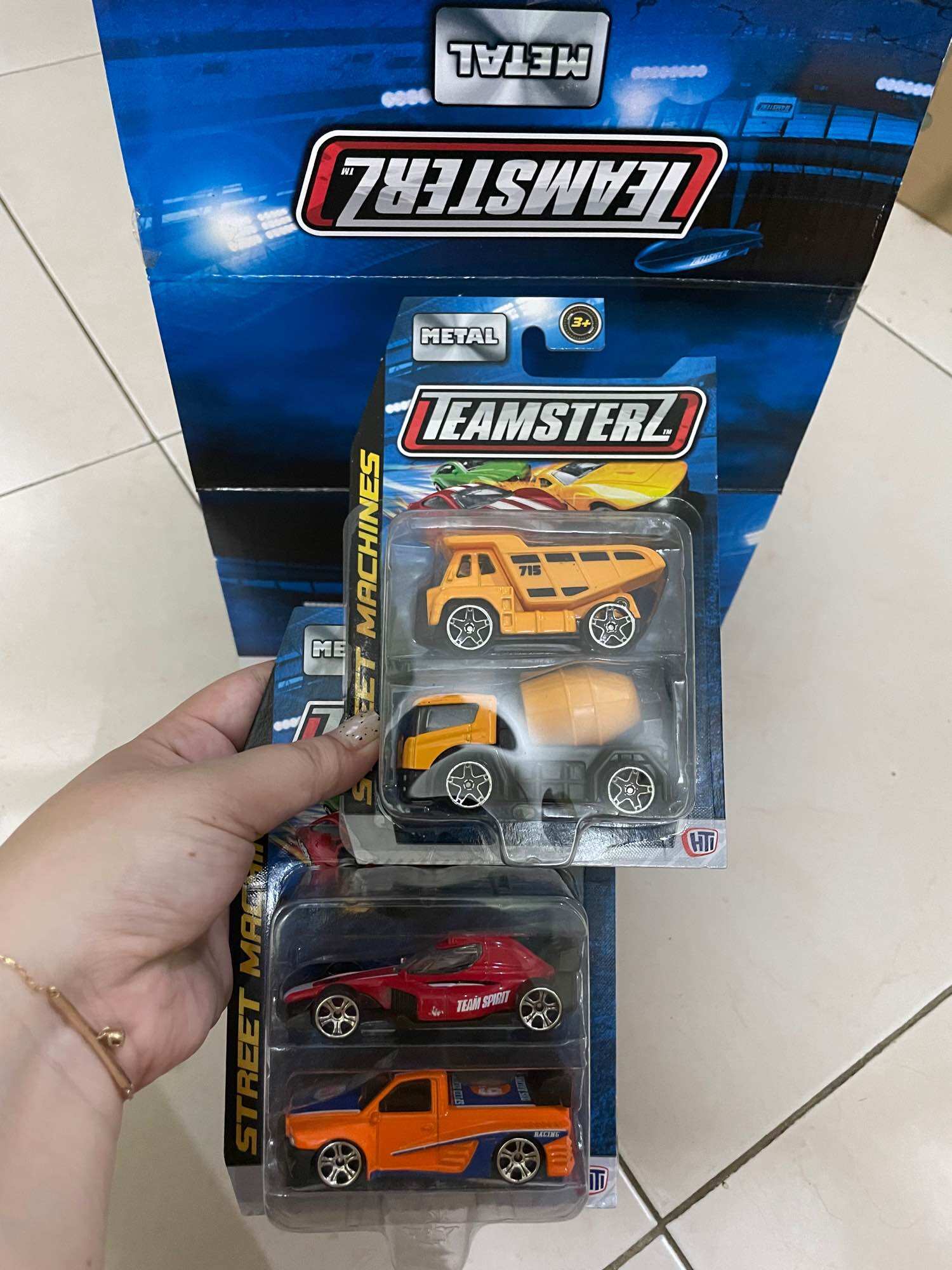 Xe mô hình bằng sắt 1:64, vỉ 2 xe
