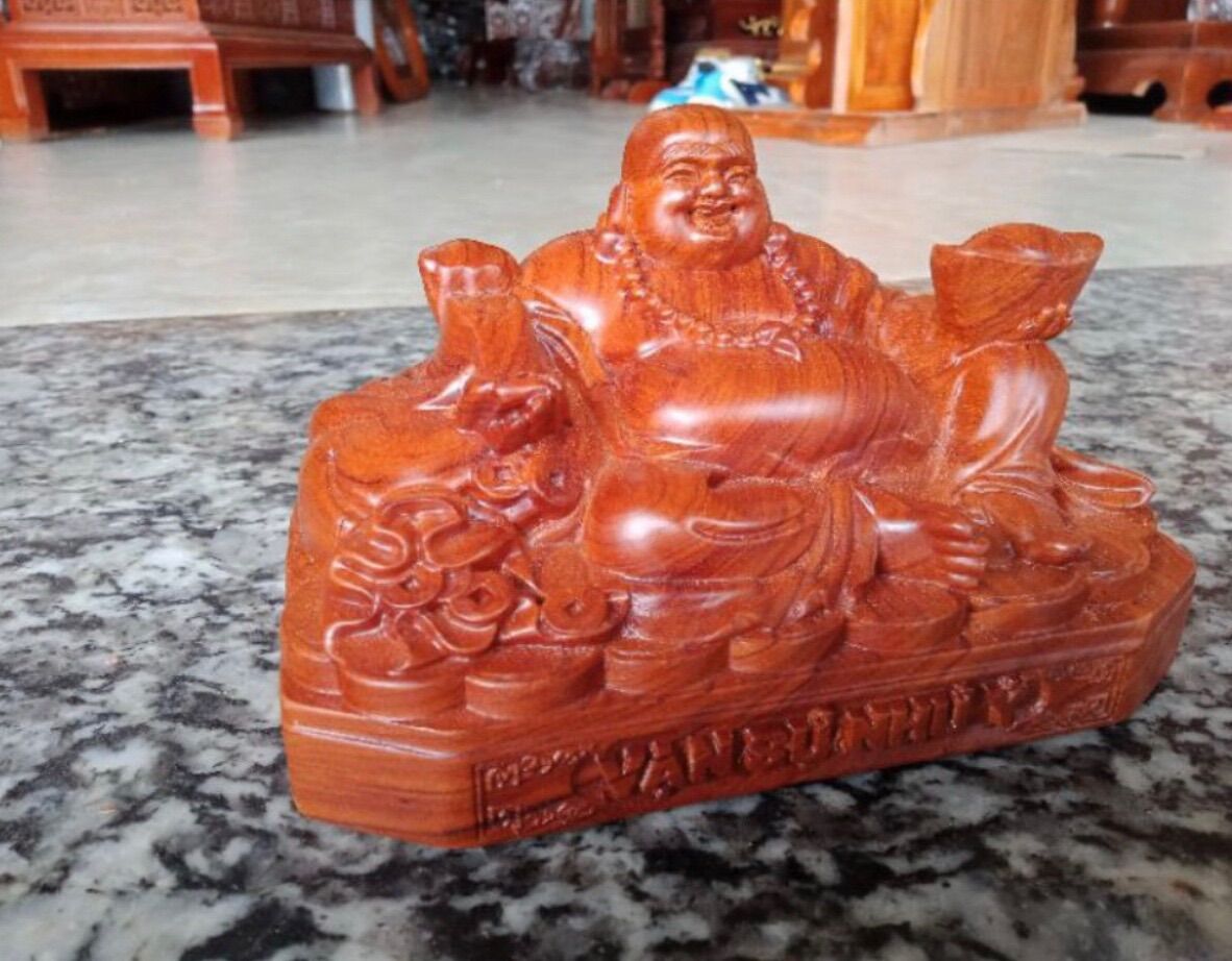 Tượng Phật Di Lặc để oto gỗ hương
