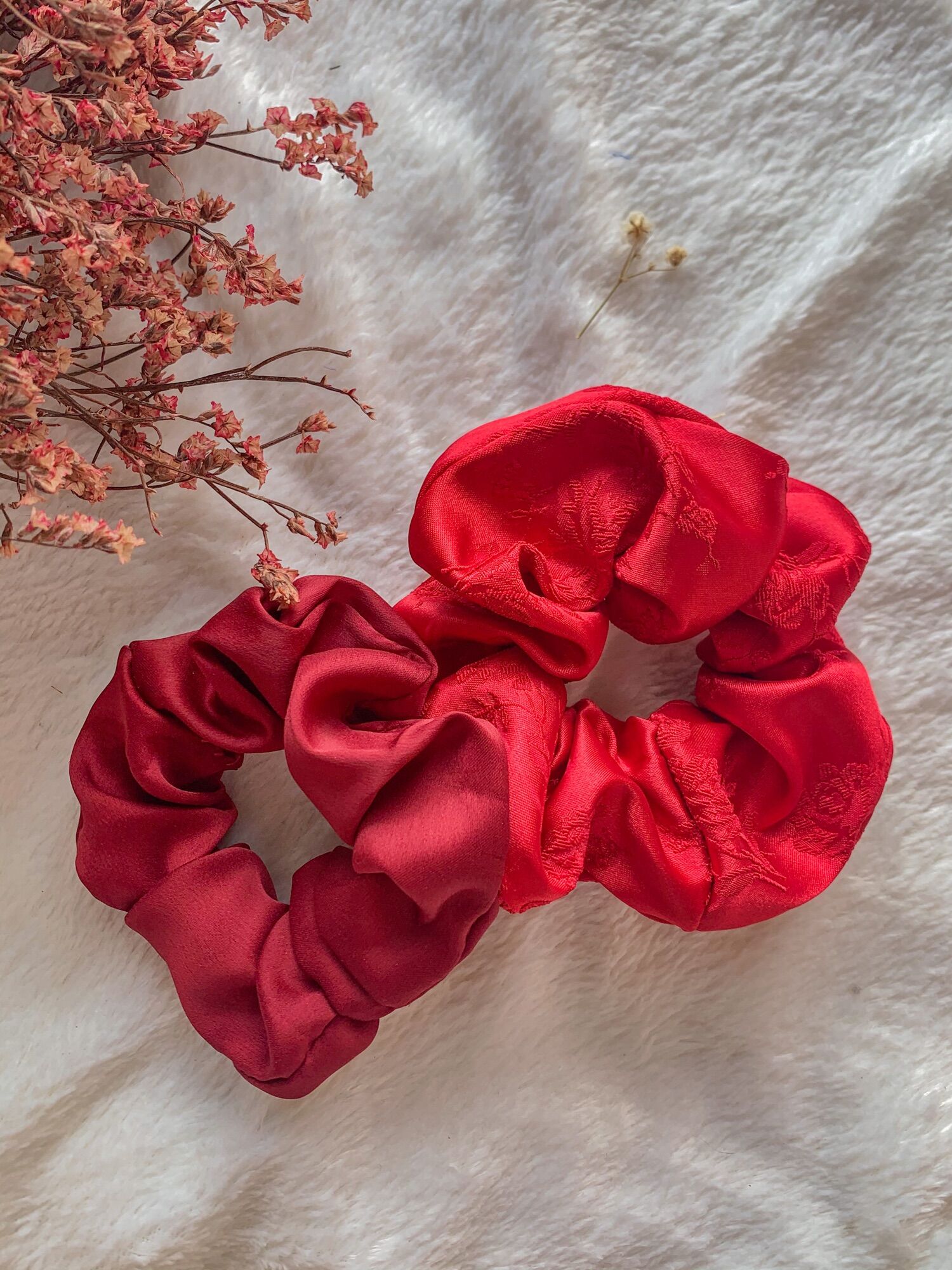 Cột tóc Scrunchies màu đỏ đô. Dây buộc tóc scrunchies
