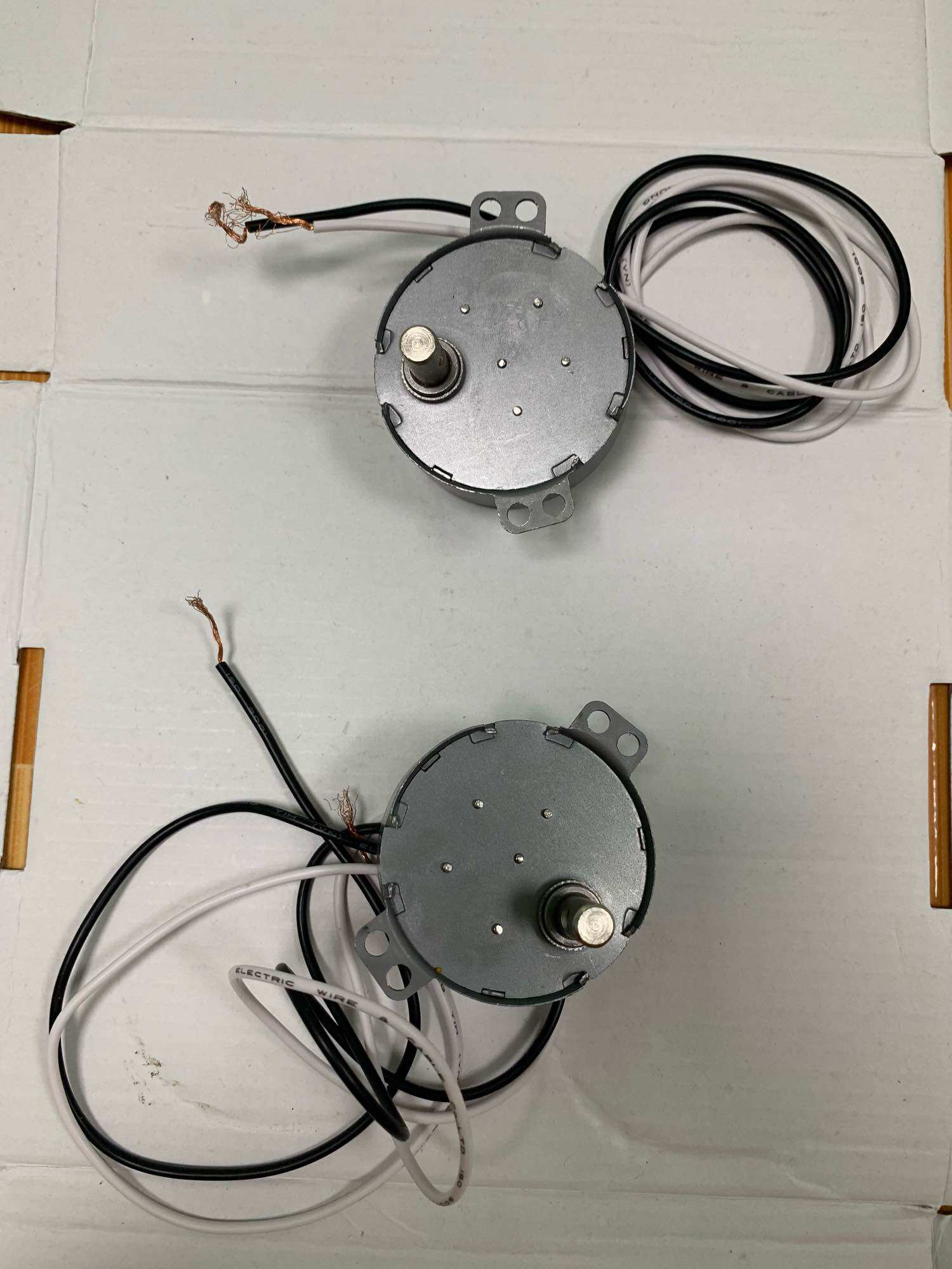 2 cái mô tơ quạt