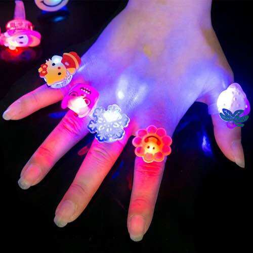 Nhẫn nhựa phát sáng siêu độc lạ