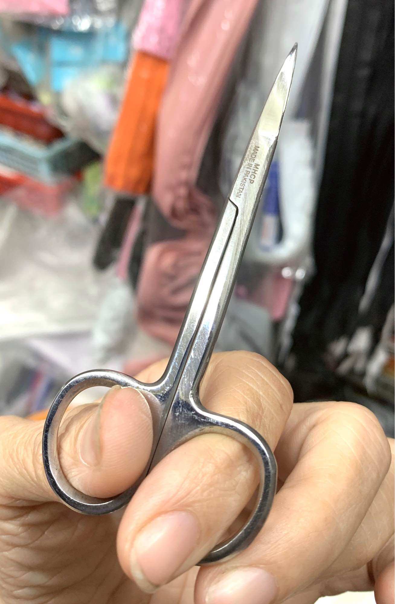 Kéo inox có loại mũi thẳng và mũi cong dài 10,5cm, kéo tốt của Pakistan