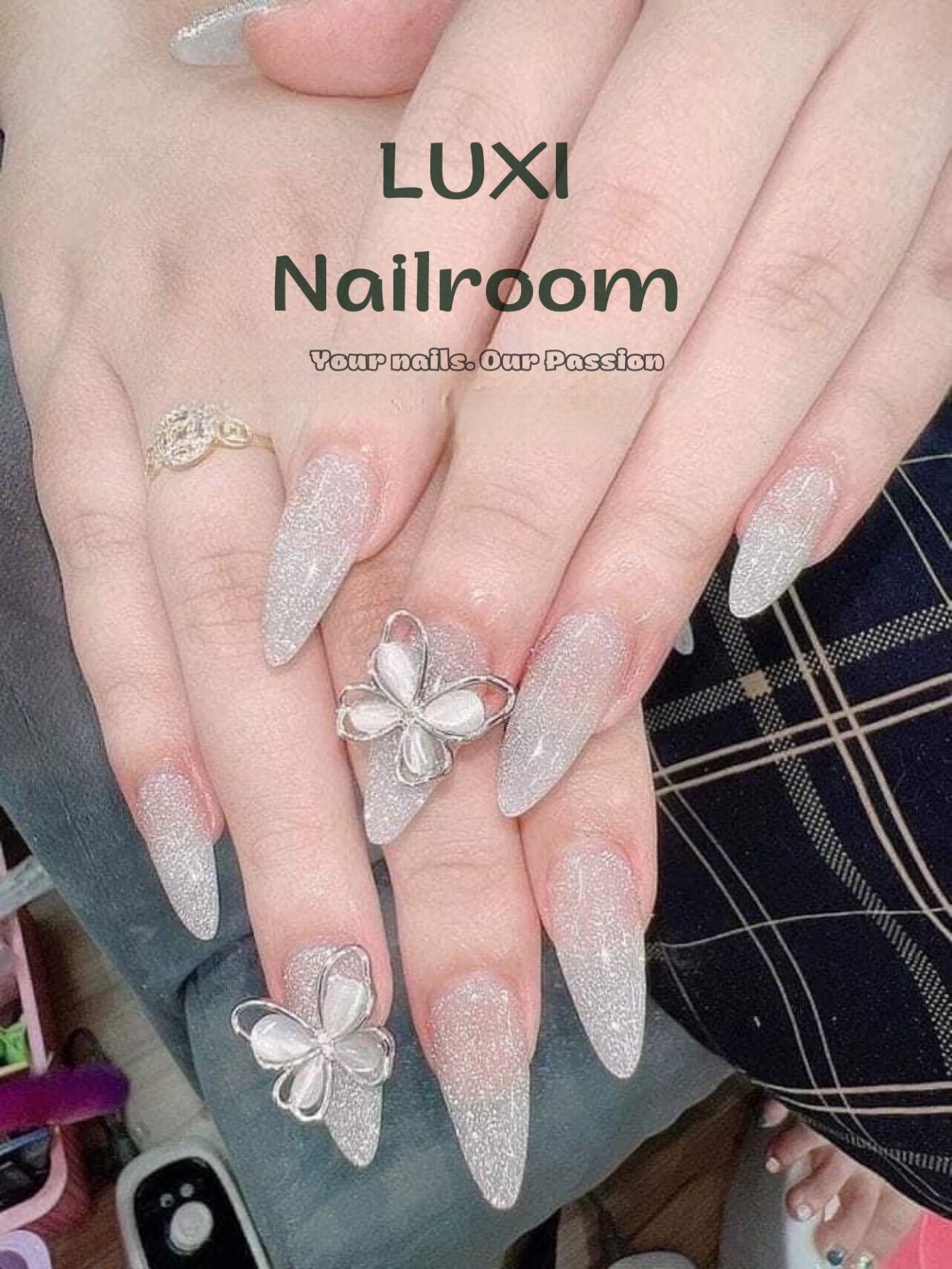 Nailbox - móng úp thiết kế mẫu flash bạc charm bướm