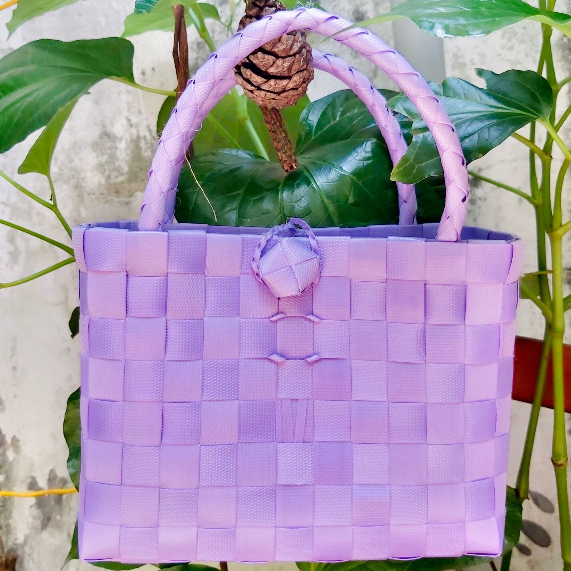 Giỏ nhựa đan tay mini màu tím