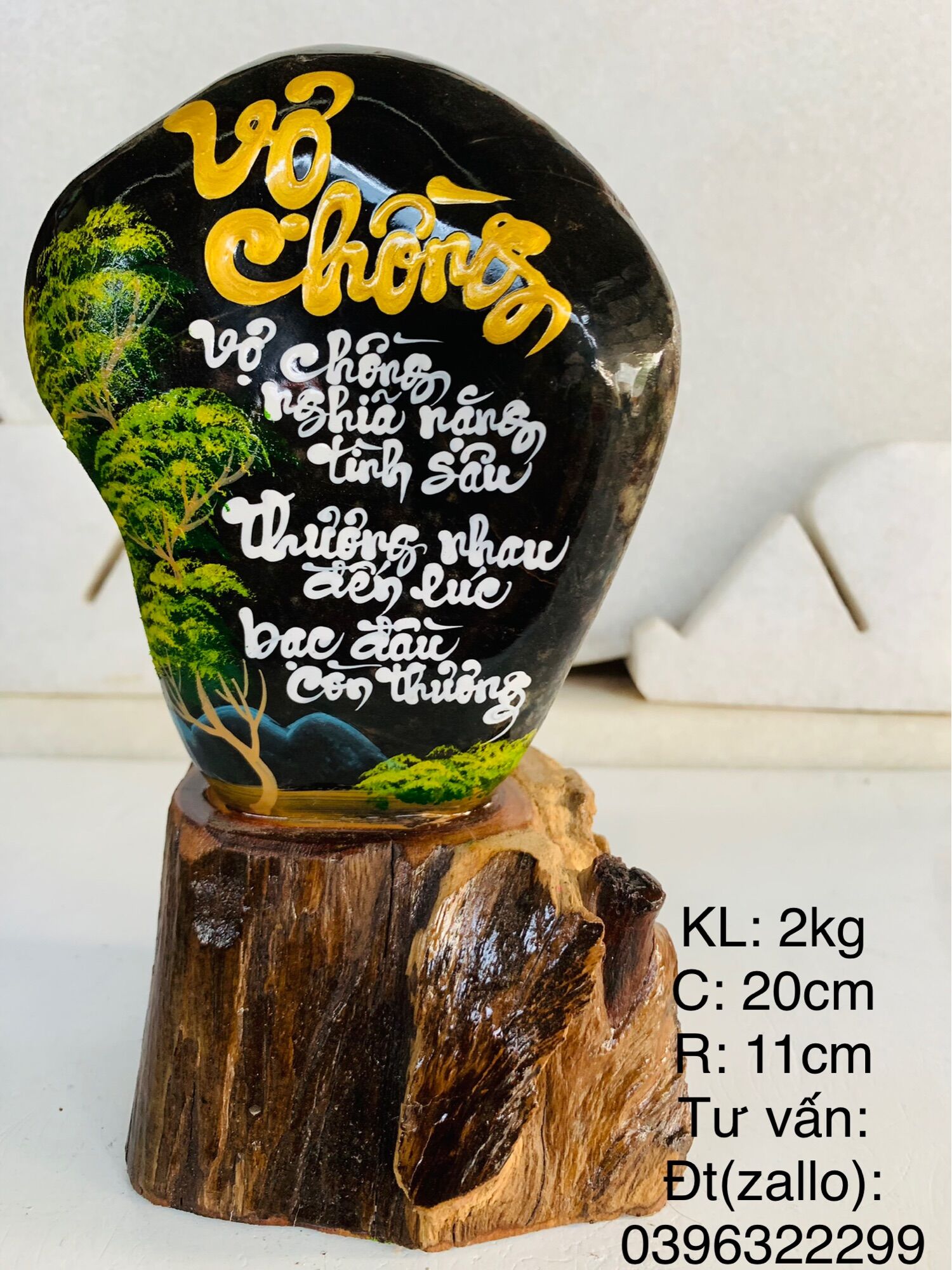 Thư pháp trên đá màu tự nhiên, thơ :”vợ chồng “,(KL: từ 2kg-3kg,C:20-22cm,R: từ 10-12cm), shop giao ngẫu nhiên theo mẫu+ dáng đá……( TPTD01)