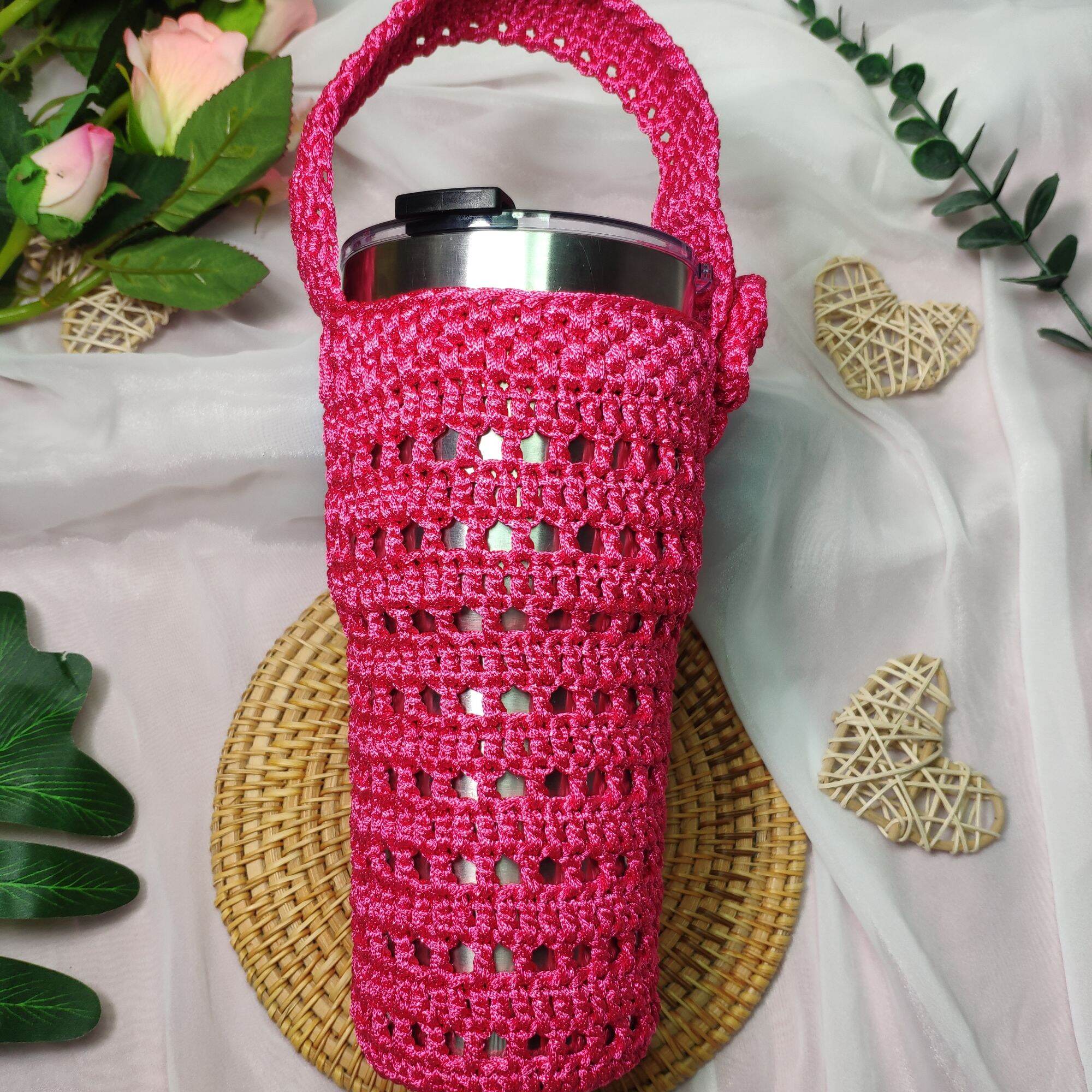 Túi đựng ly giữ nhiệt bằng sợi dù handmade màu hồng, có quai cầm, phù hợp cho du lịch và sử dụng hàng ngày.