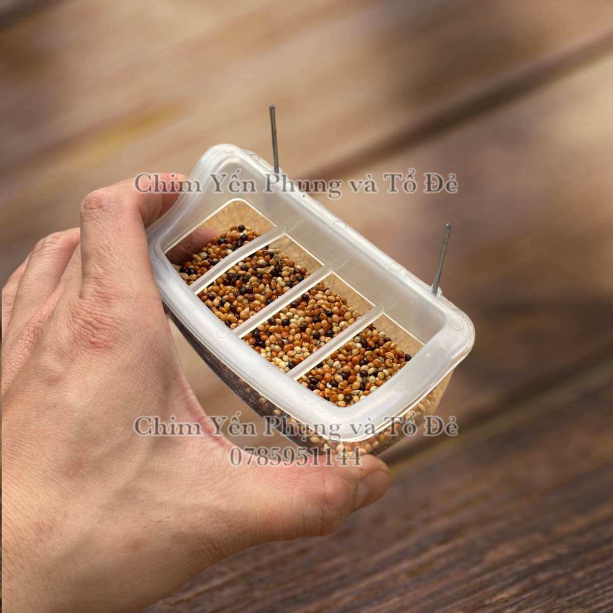 Máng ăn 4 ngăn chống vẩy cho Chim Cảnh [có móc kẽm].