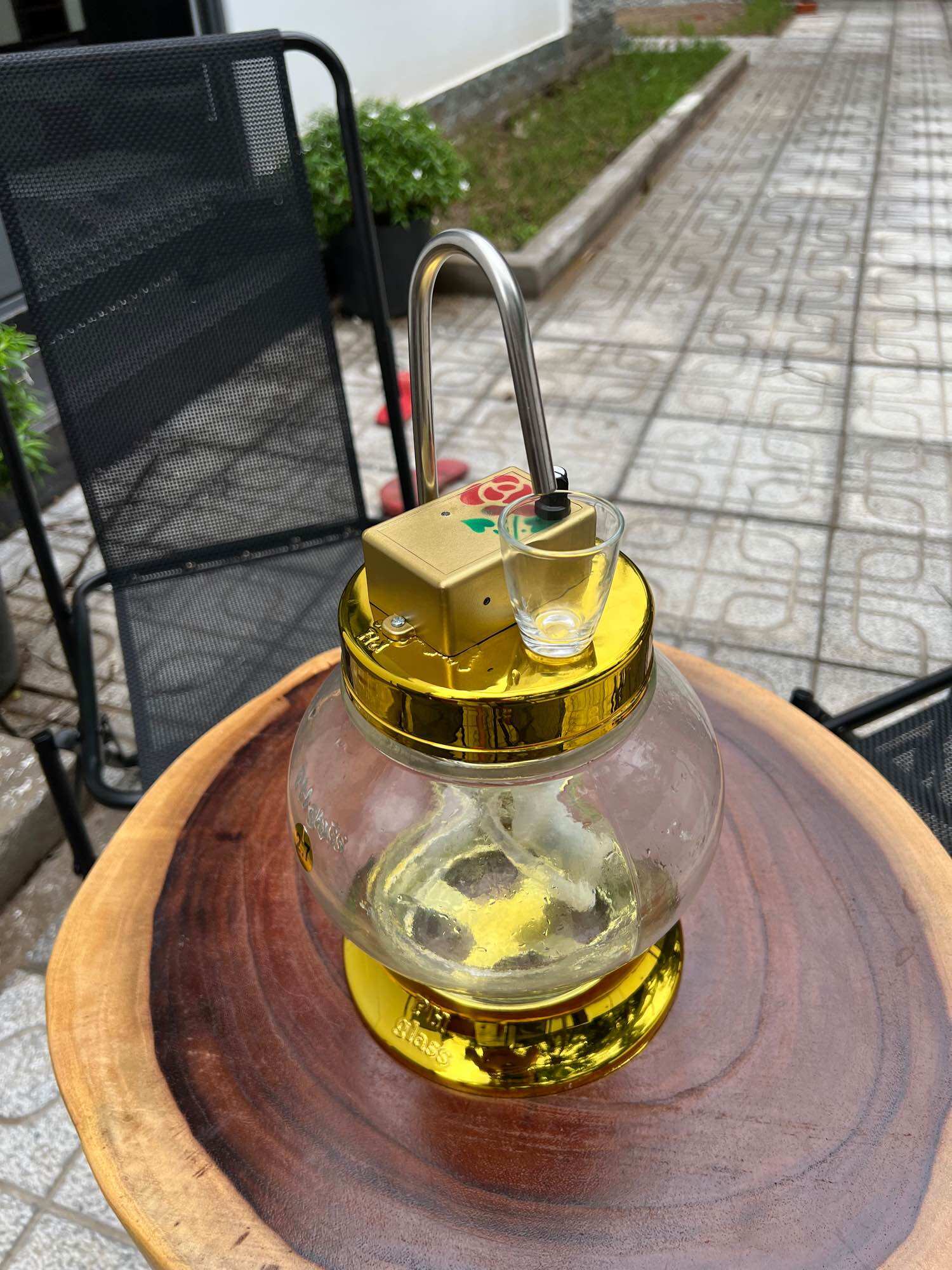 BÌNH RÓT RUỢU TỰ ĐỘNG CẢM ỨNG ( THỦY TINH CAO CẤP 2LIT7, VÒI INOX 304)