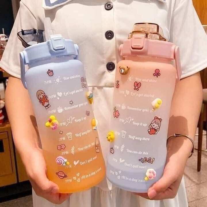Bình nước 2L có vạch báo giờ uống nước, có quai xách và có ống hút siêu cute