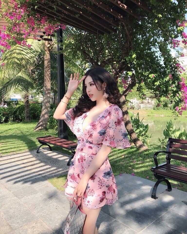 Đầm hoa hở lưng đan dây