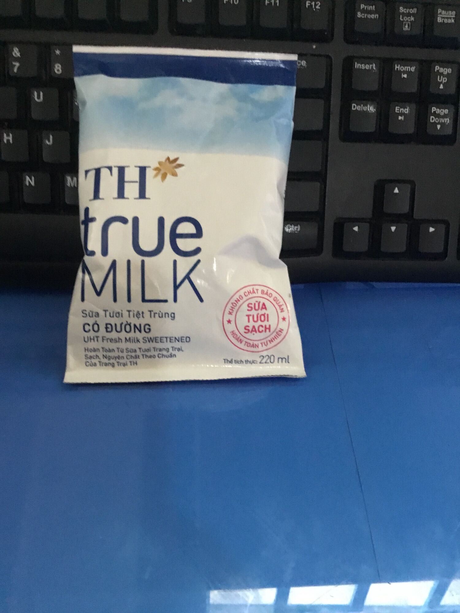 Combo 10 bịch sữa tươi tiệt trùng Th True Milk 220ml có đường thumbnail