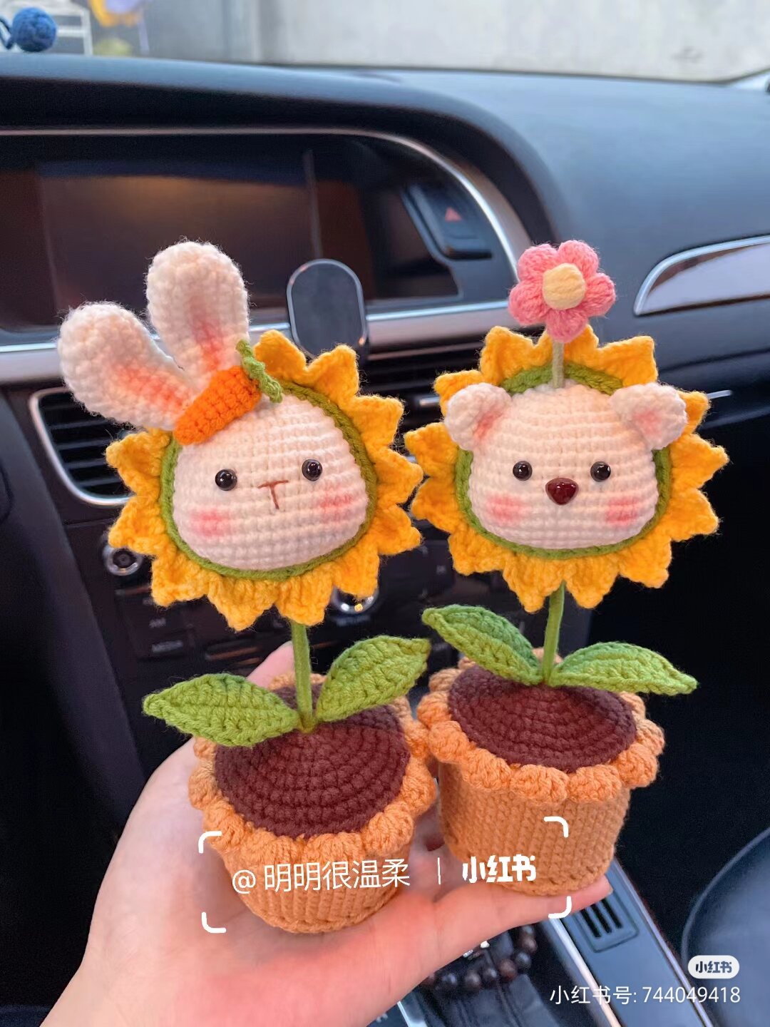 Chậu hoa bé heo, thỏ mặt trời, capybara, gấu có hoa bằng len Handmade(Ảnh Thật)