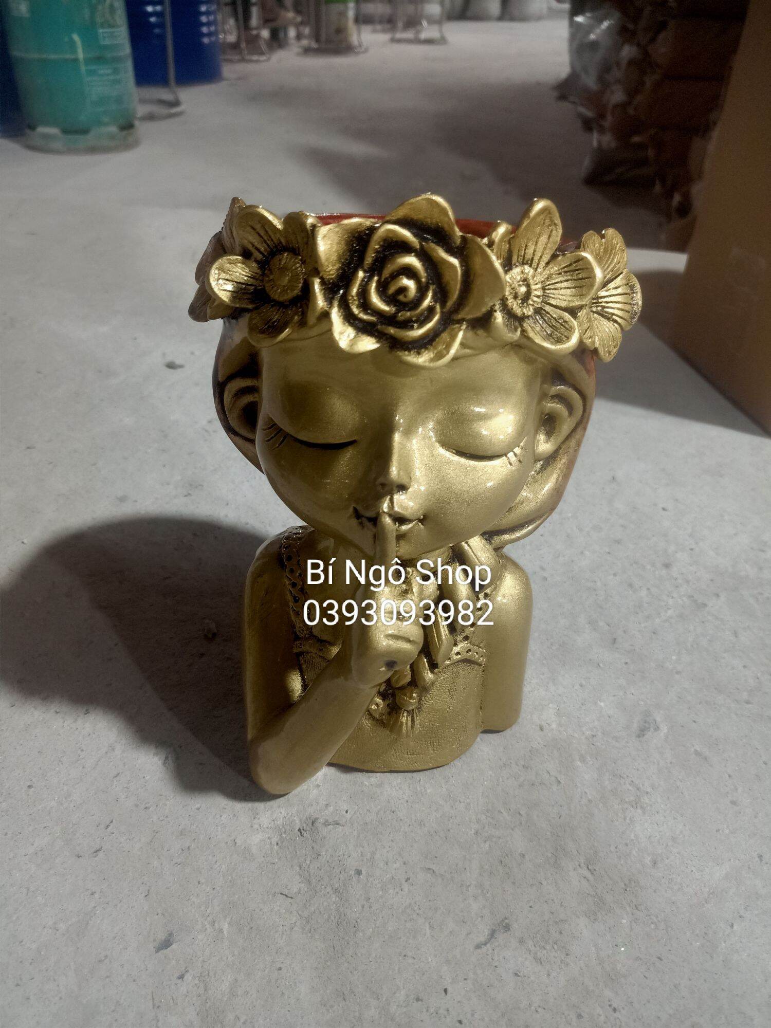 Bình hoa composite cô gái Tết tóc cao 27cm