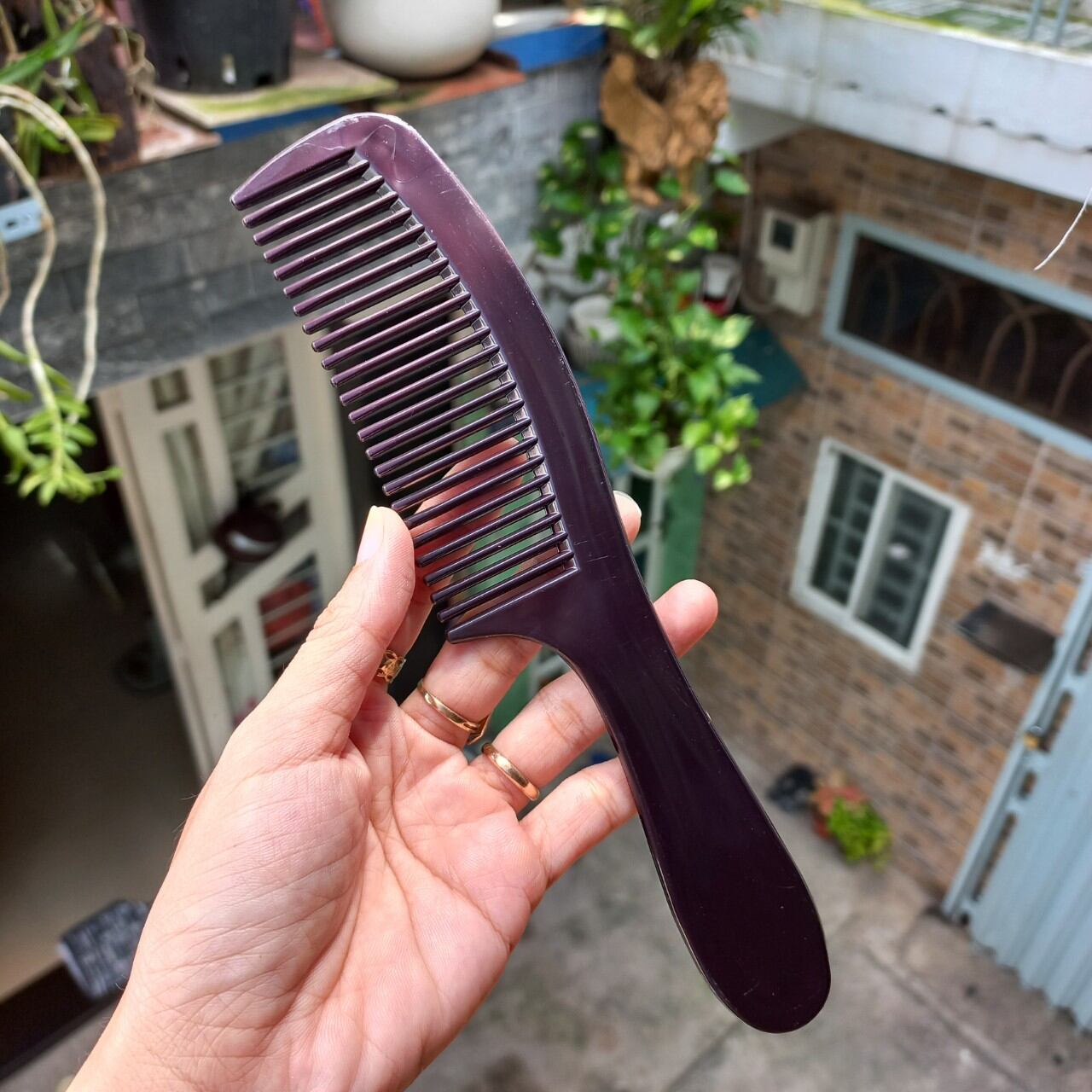 Lược chải tóc nhựa cứng cán nâu đen