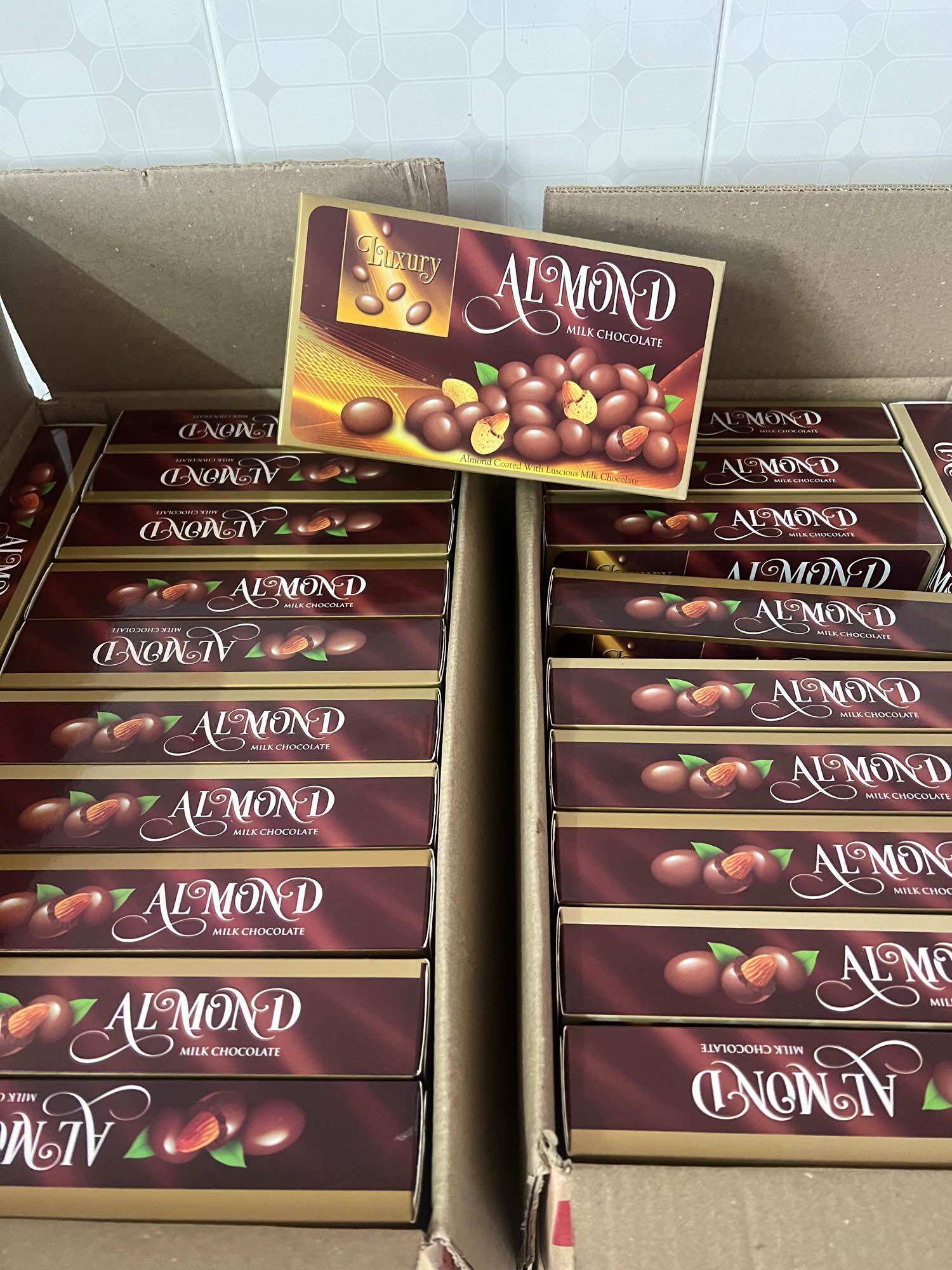 Kẹo Sô Cô La Al Mond Luxury Gold Nhân Hạnh Nhân Hộp 200G