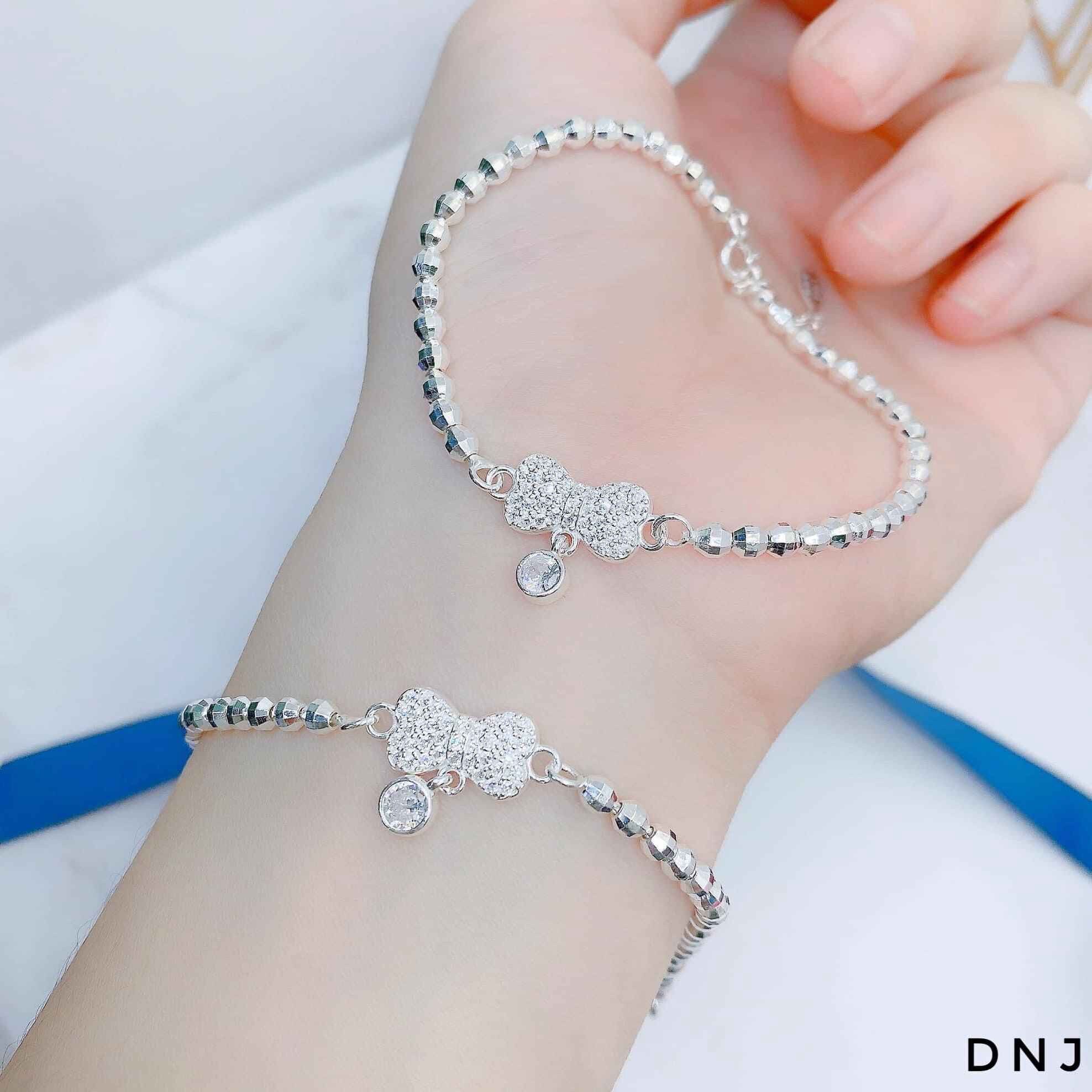 Lắc tay nơ bạc ta