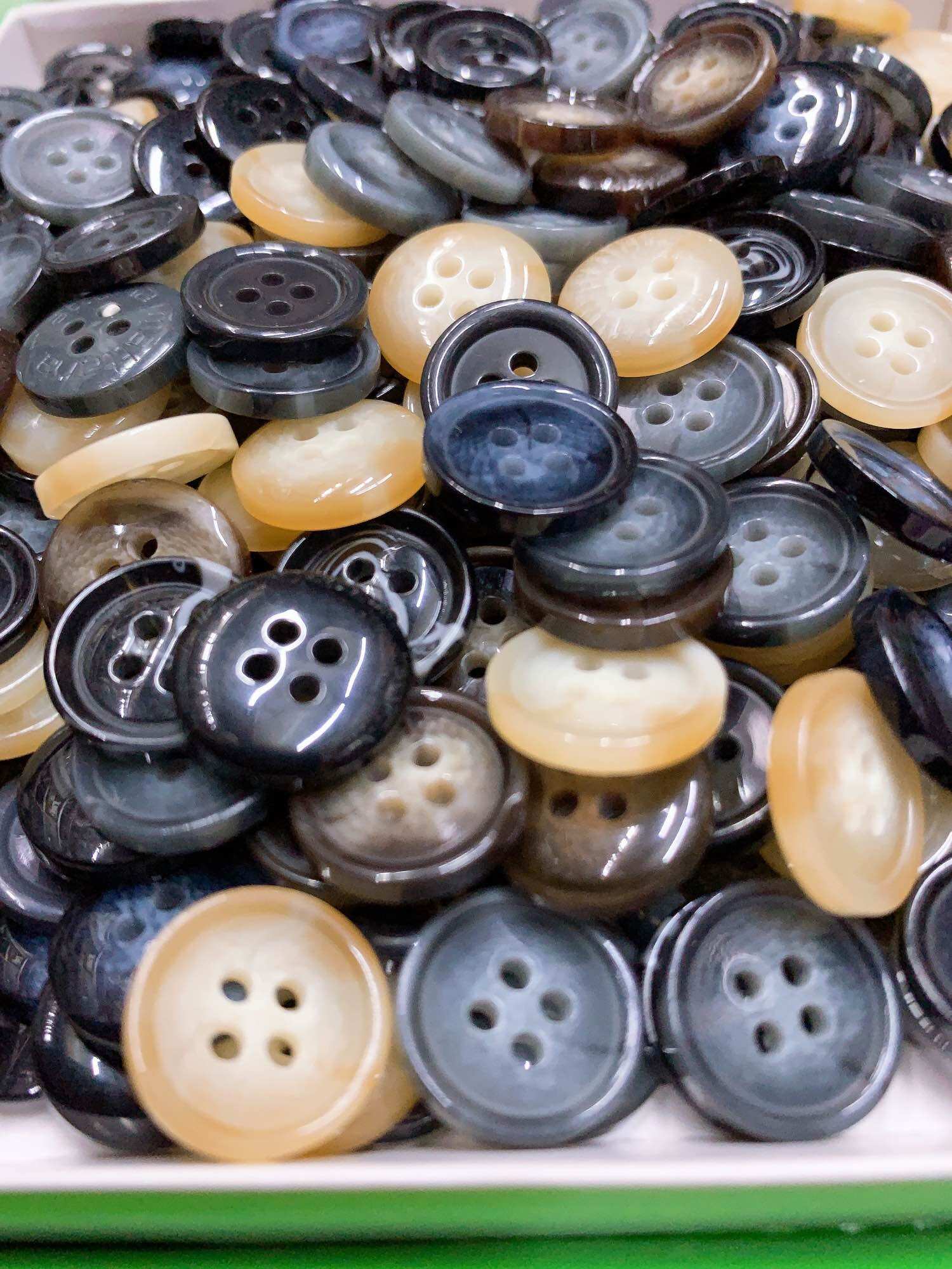 Nút quần tây vân thủy 15mm.