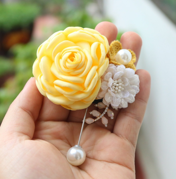 Hoa cài áo bông hoa hồng lụa kép màu vàng