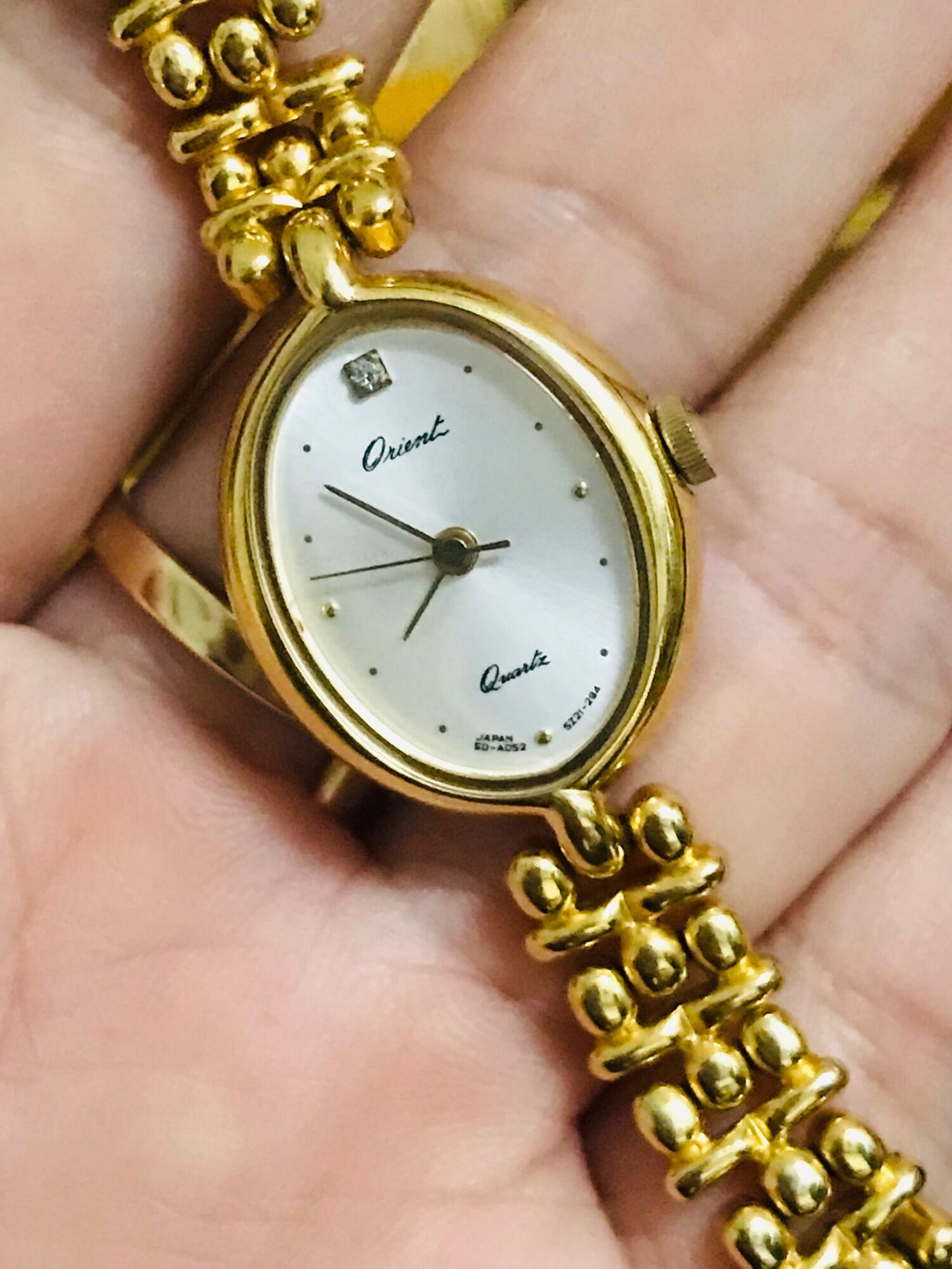 Đồng hồ Orient của Citizen dáng lắc bi vàng nữ đeo