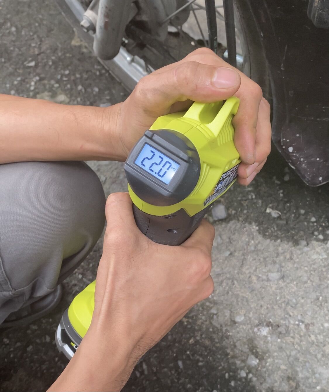 Bơm hơi ryobi p737