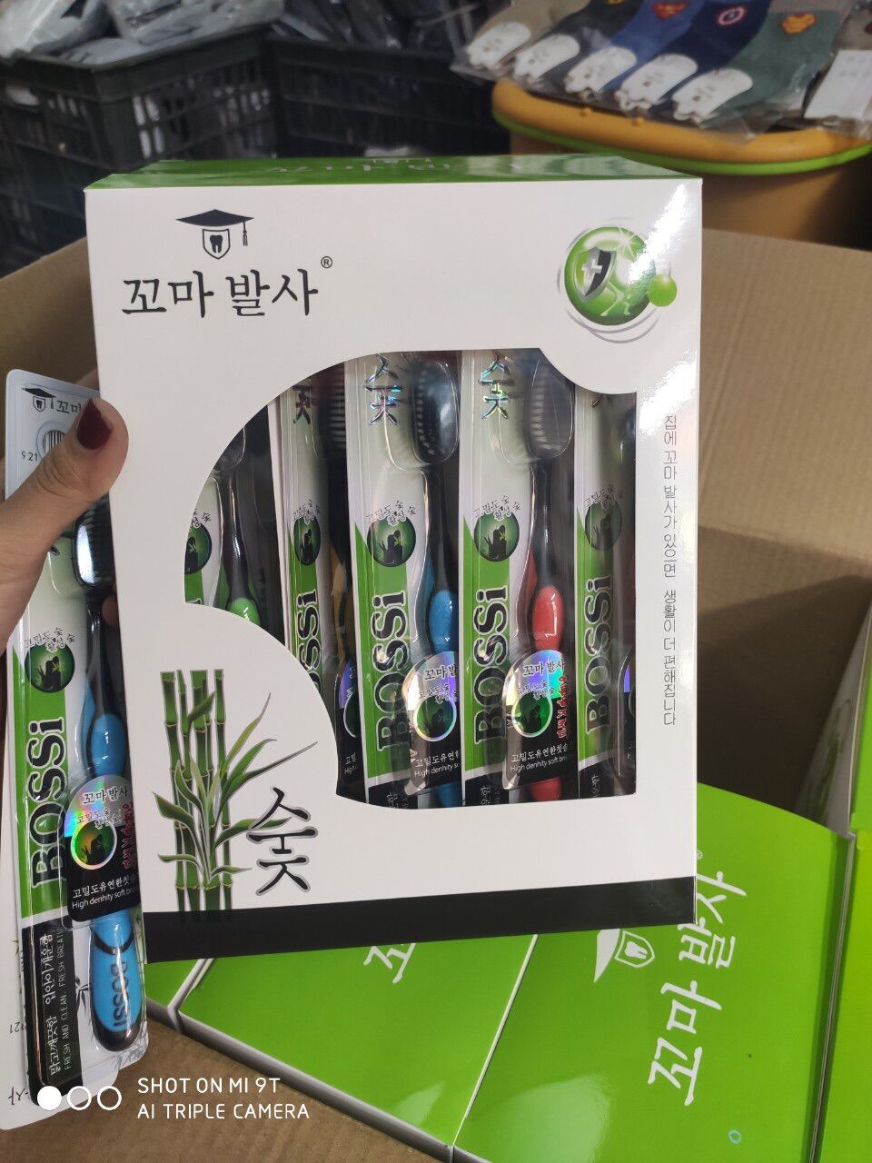 Bàn chải đánh răng bằng than tre hoạt tính. Giá 1 hộp 30chiec 170k