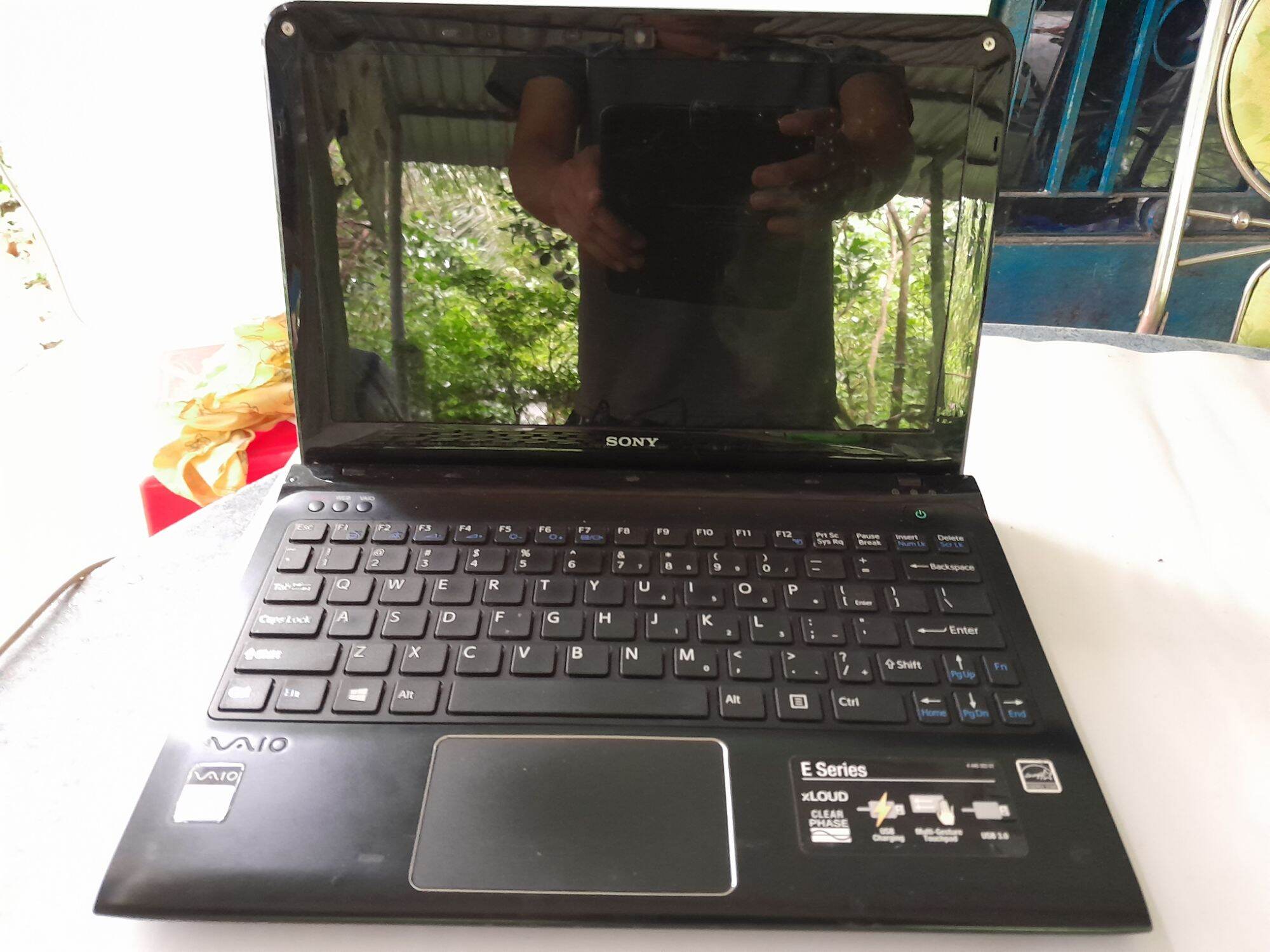 Bán Xác Laptop Sony Vaio SVE11125CVB, máy chạy có đèn nguồn không lên hình. Giá bán 400k.