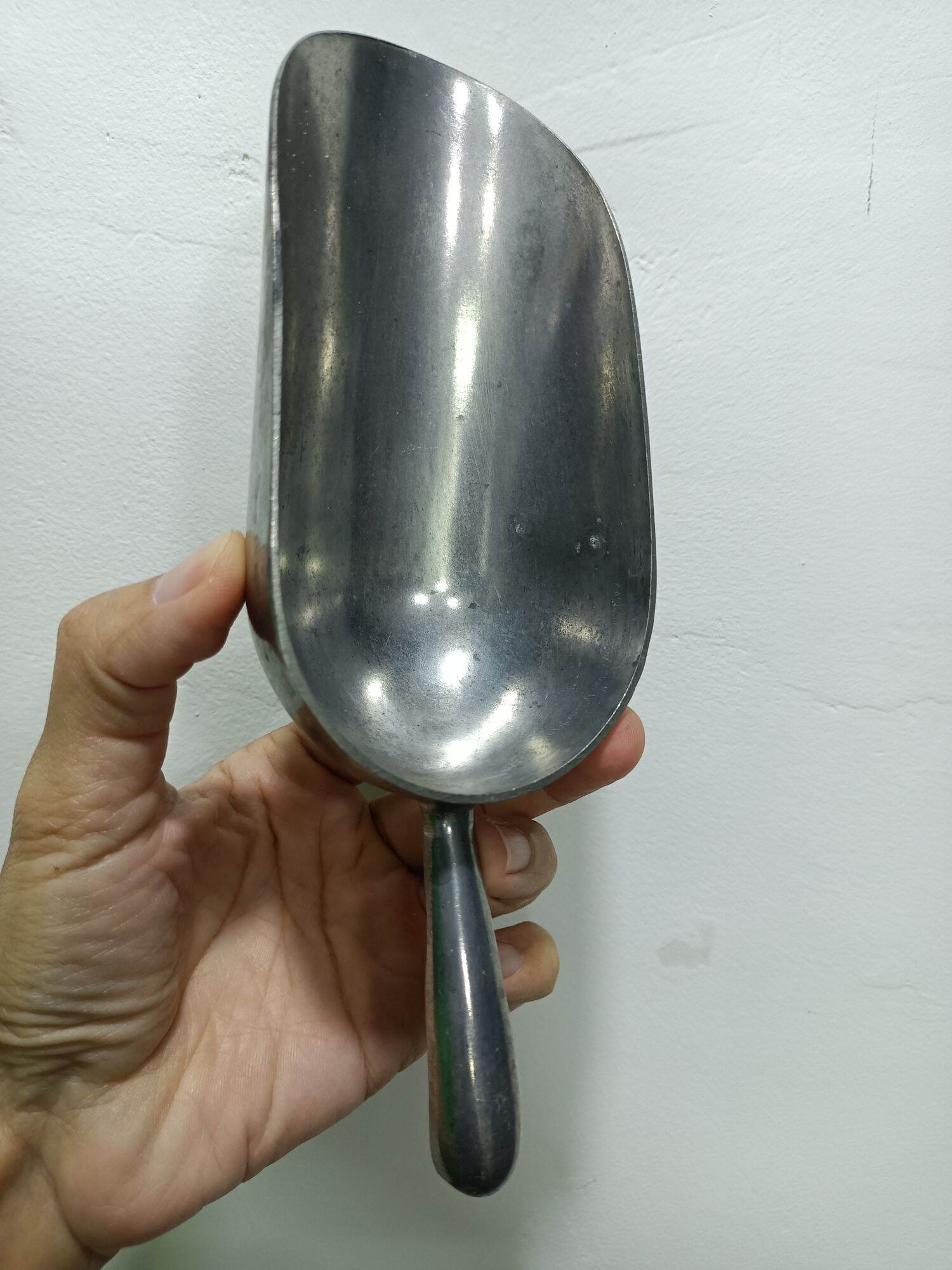 Xúc nước đá nhôm bãi Mỹ - Thiết kế đơn giản, tay cầm chắc chắn, bề mặt bóng loáng, phù hợp sử dụng trong nhà bếp hoặc quán bar.