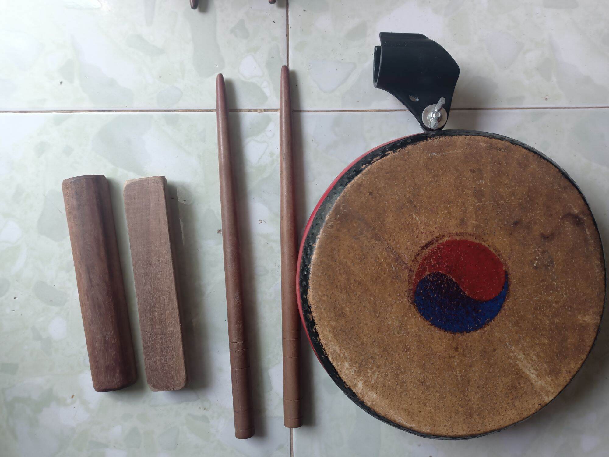 Trọn bộ : Trống,cặp nhịp,roi, gắn micro .....!