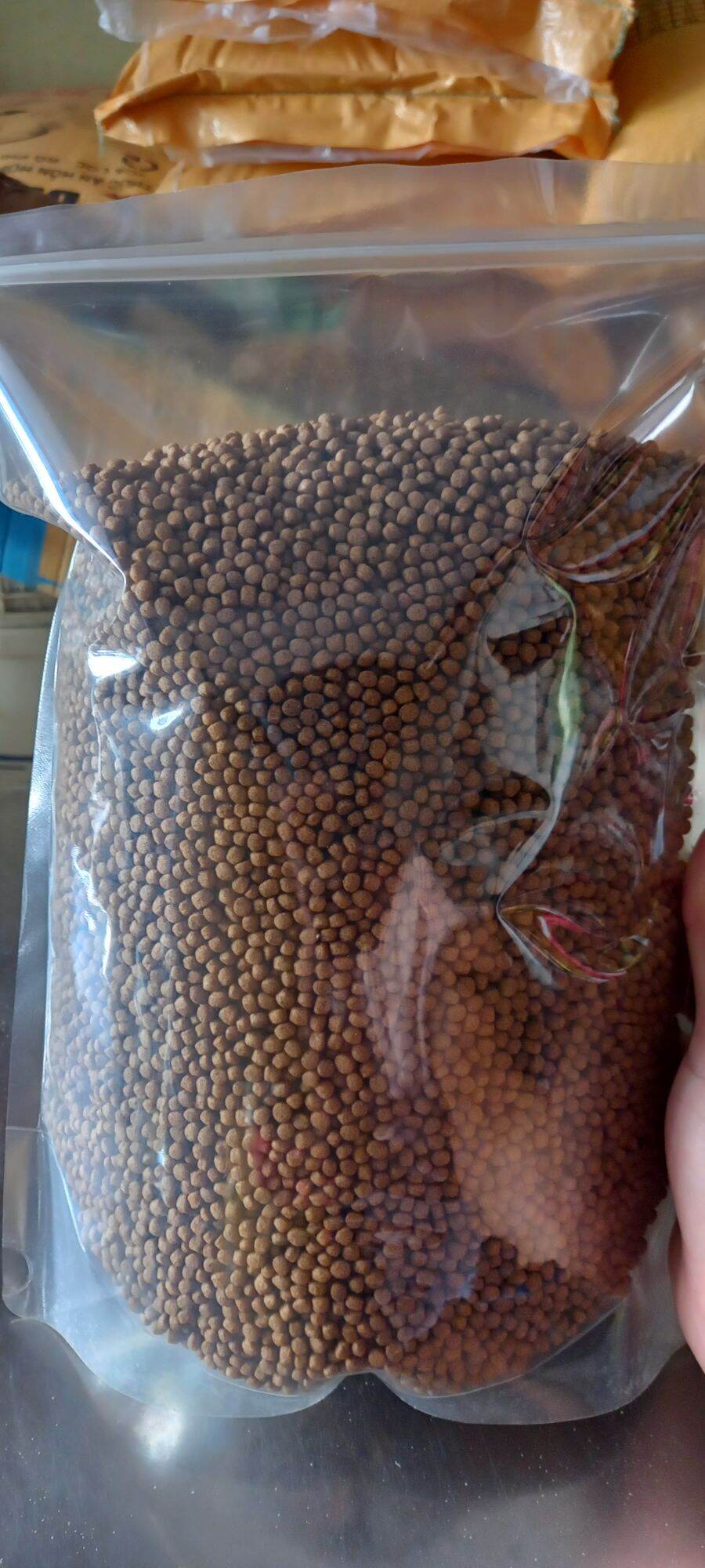 2kg thức ăn cho cá koi, cá ăn nhiều , mau lớn màu đẹp