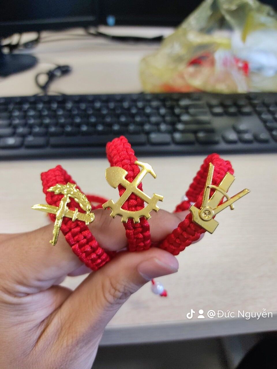 Vòng tay chỉ đỏ các binh chung