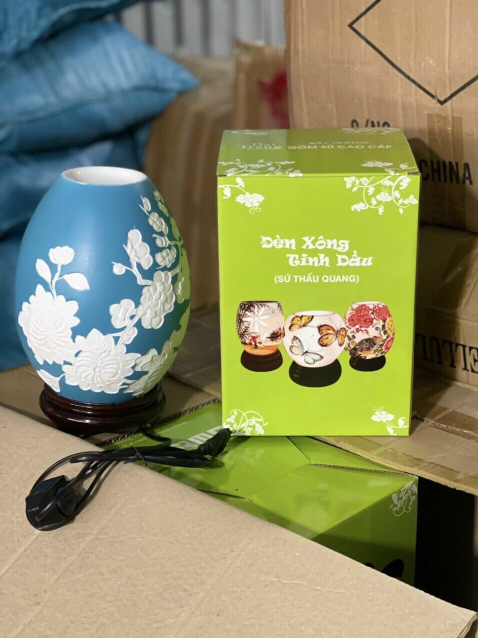 Đèn xông tinh dầu khắc hoa sen cá chép - Gốm sứ Bát Tràng size lớn nhất 22 - Chiều cao 25cm