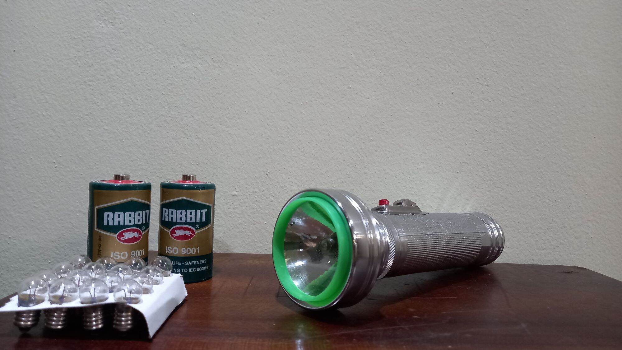 Đèn pin vỏ sắt xưa cũ