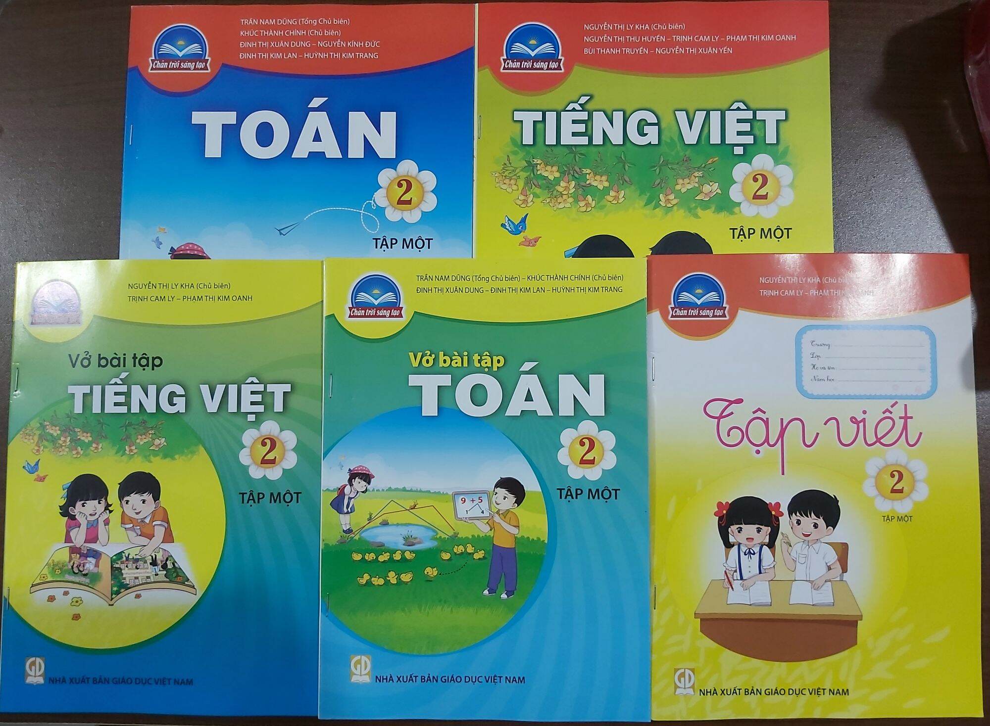 Dịch vụ đóng sách, bọc bìa combo 5 cuốn sách lẻ lớp 2 chân trời sáng tạo gồm toán, tiếng việt, tập viết và vbt bằng bìa plastic cao cấp dẻo trong suốt.