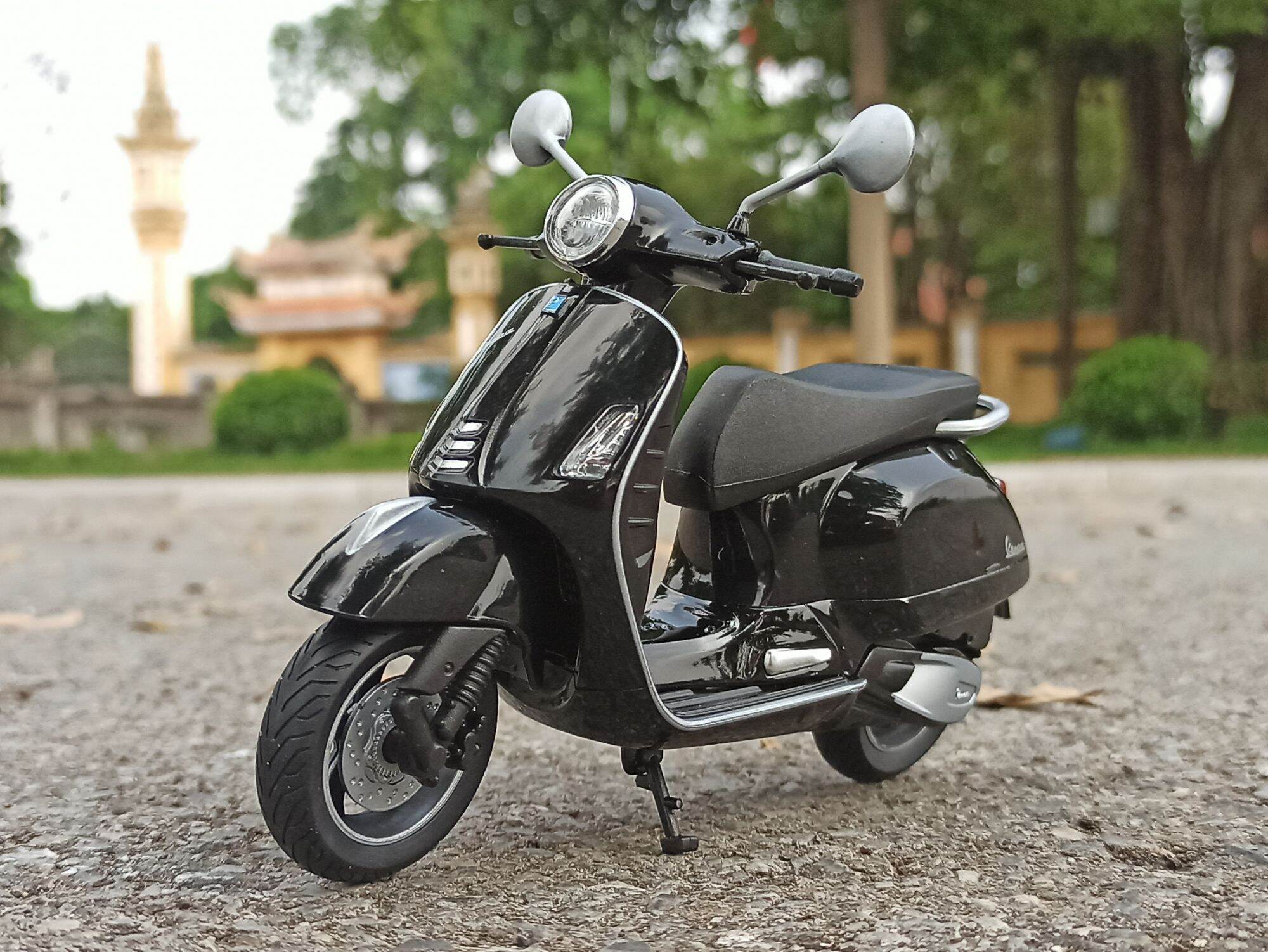 Mô hình xe máy Vespa GTS Super tỷ lệ 1/12