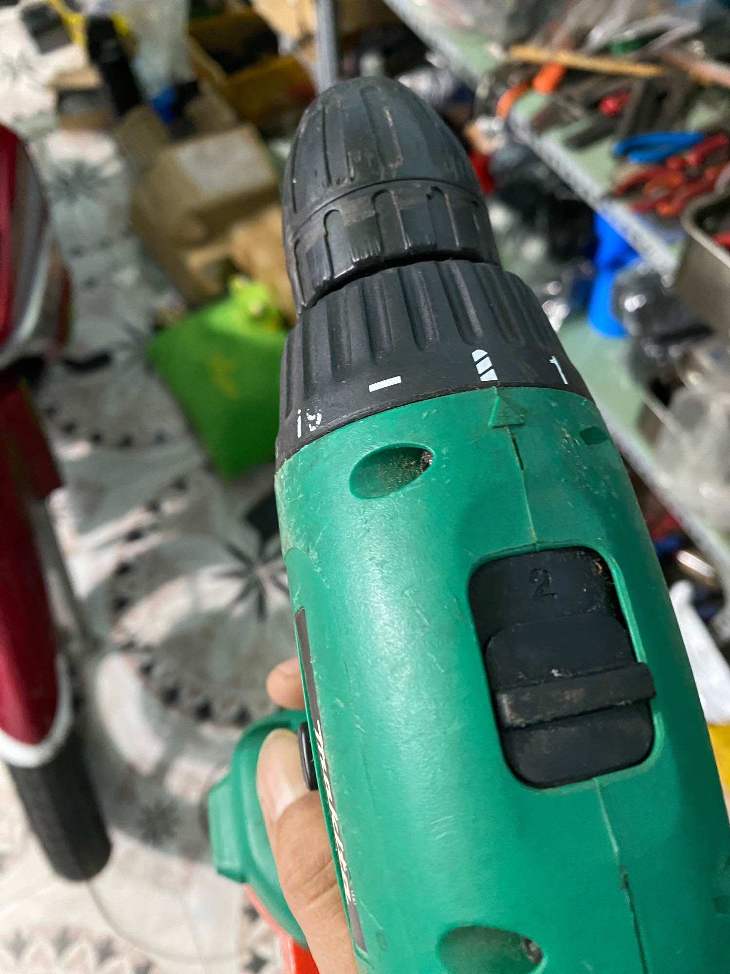Máy khoan pin 12v Makita.