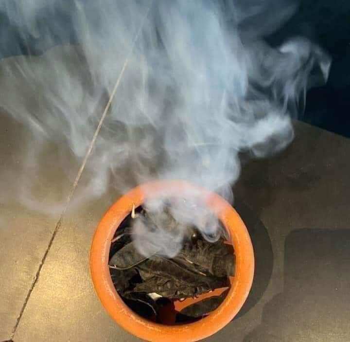 Bếp xông bồ kết,chanh ,sả.