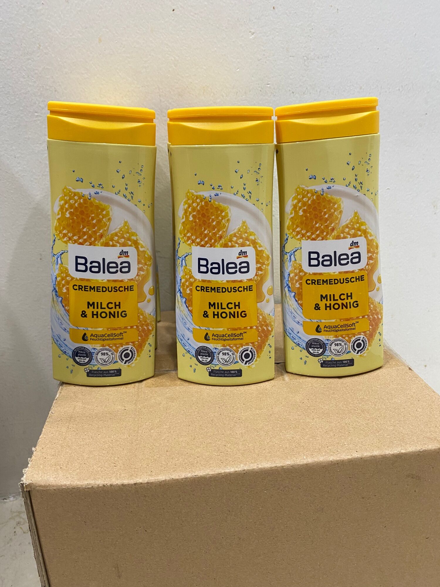 Sữa tắm BALEA dưỡng ẩm cho mọi loại da hương thơm sữa và mật ong, Cremedusche Milch & Honig 300ml - hàng nhập khẩu Đức