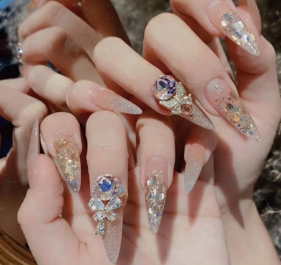 Nail box thiết kế gắn charm đá from nhọn H01