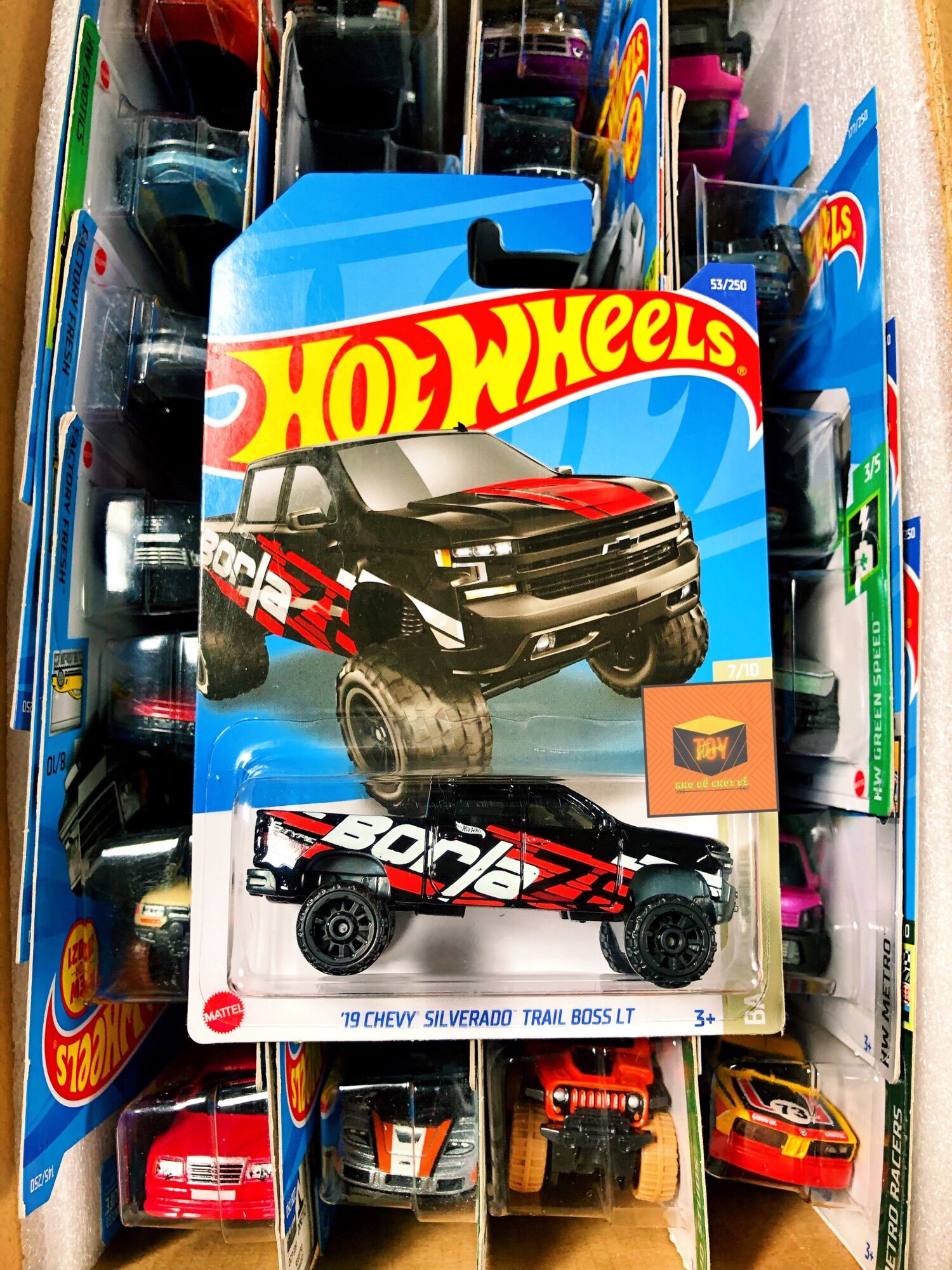 Xe mô hình hot wheels tỉ lệ 1:64 " 19 chevy silverado trail boss lt"