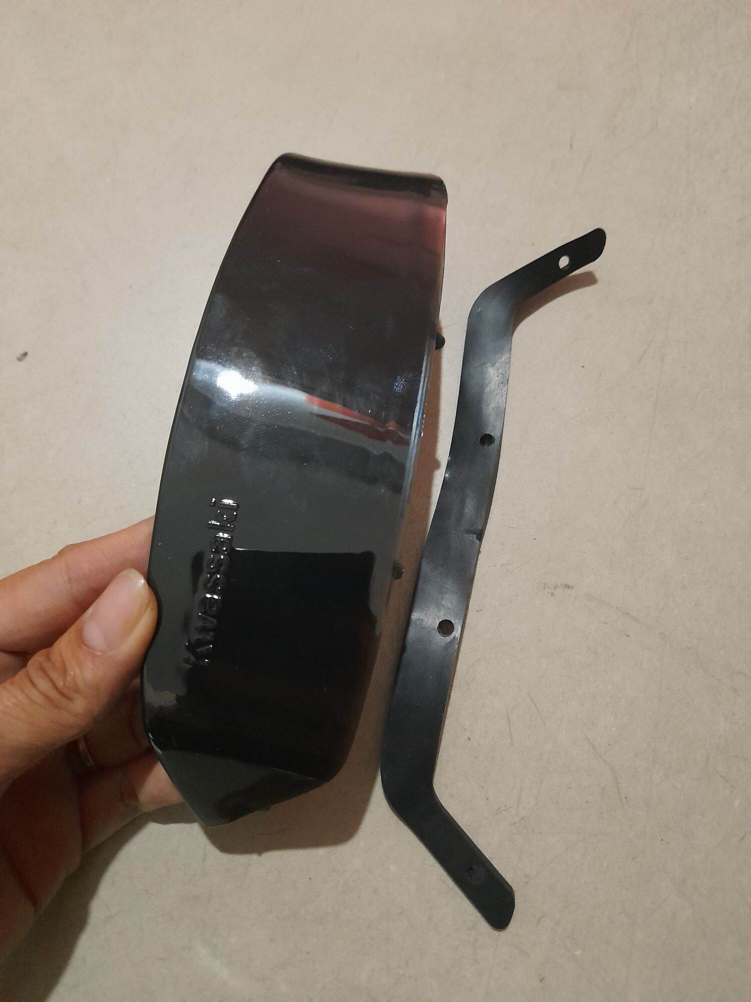 Bộ kính chắn gió xe Max III hay Max Neo.
