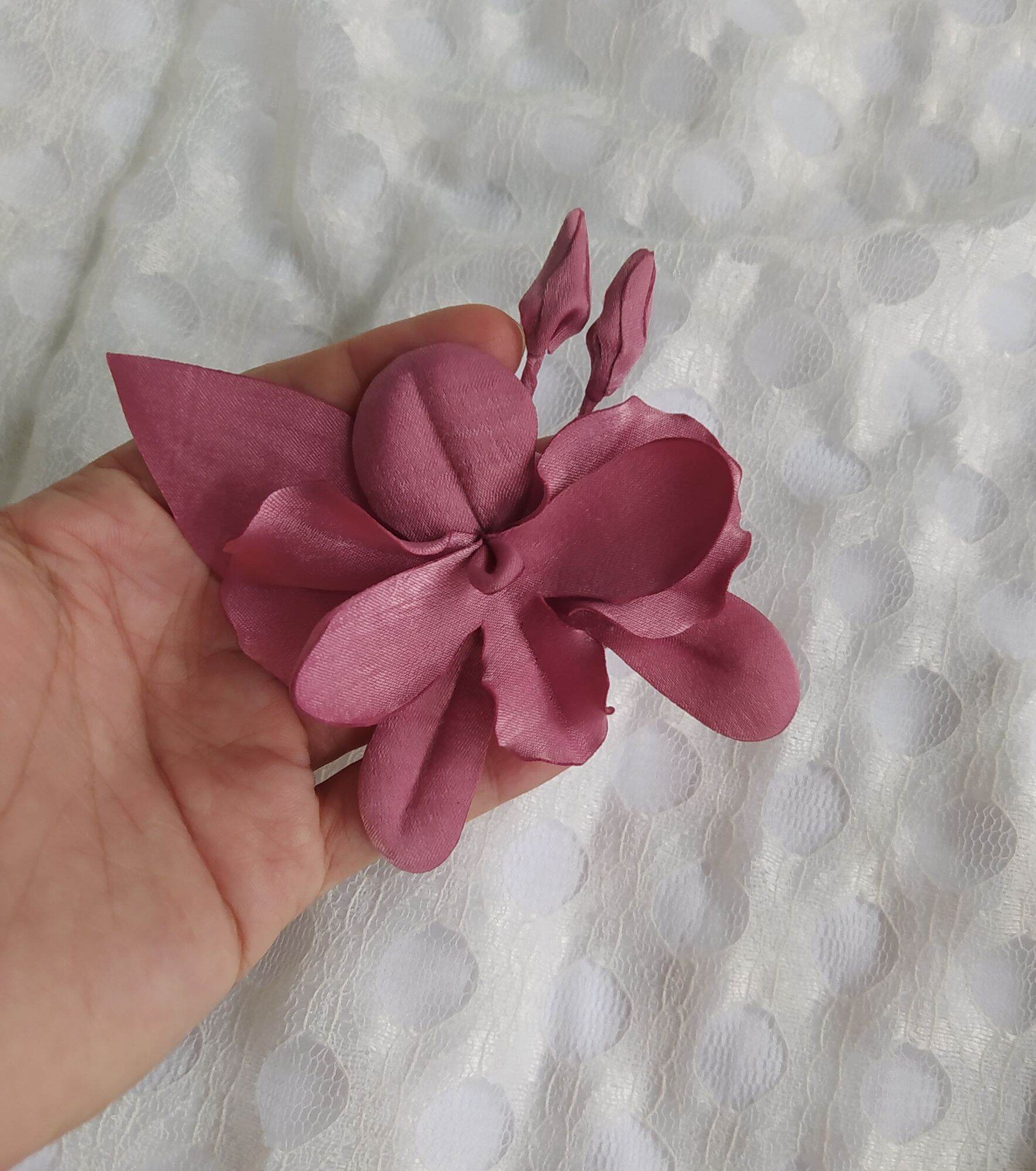 Hoa lan cài áo handmade Canto màu hồng