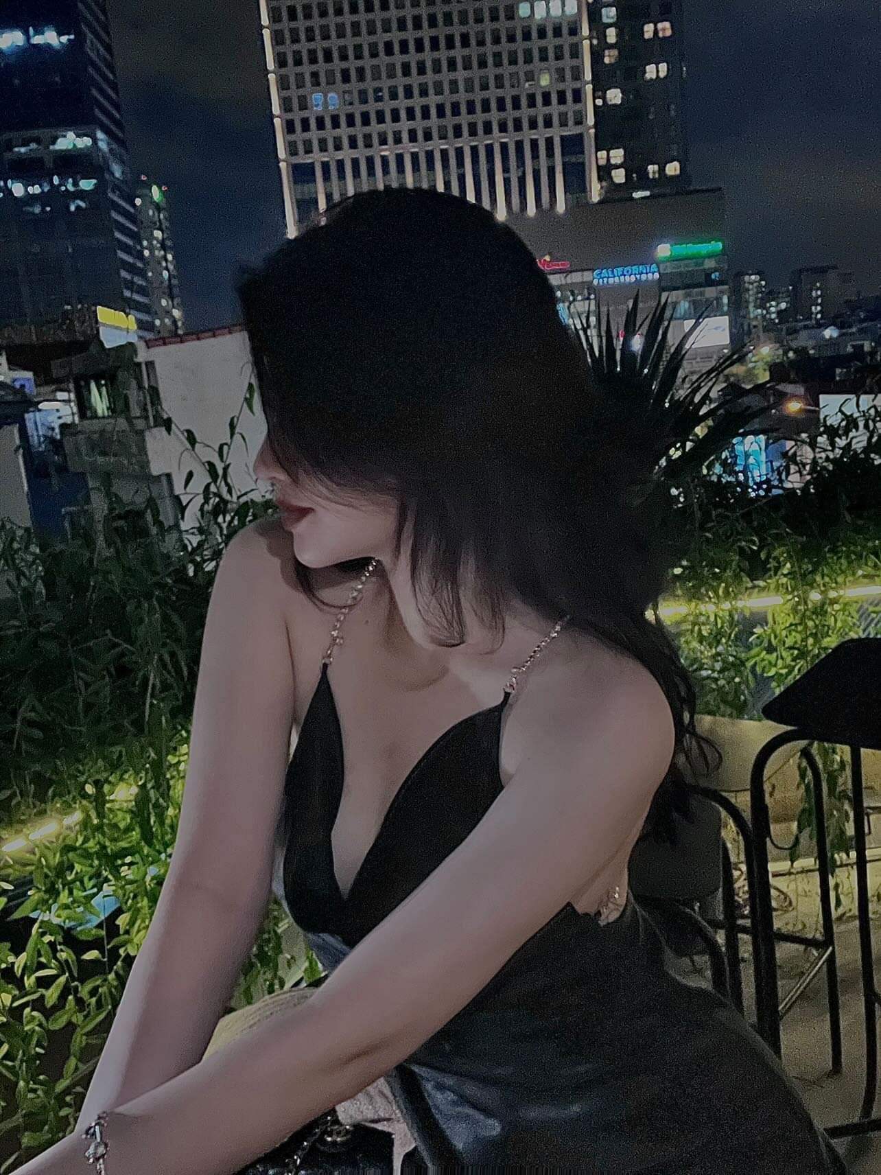 Đầm Lụa Hở Lưng Dây Đá